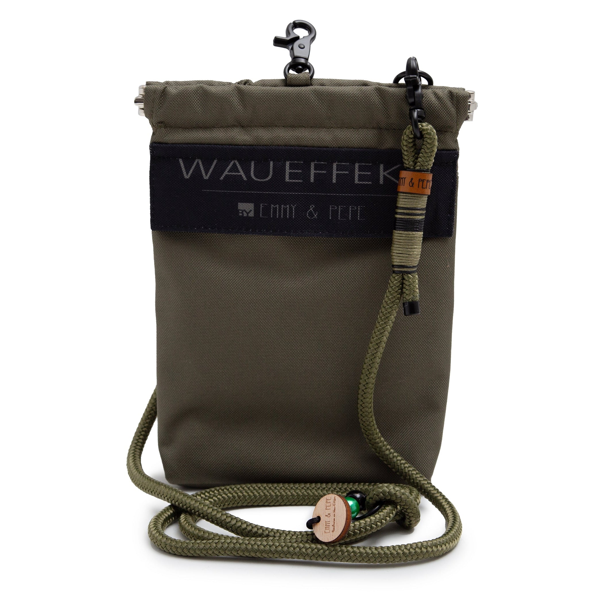EMMY & PEPE Wau-To-Go Lothar in Olive & Schwarz Leckerlibeutel und Gassitasche freigestellt mit Taugurt in Olive und kompaktem Design
