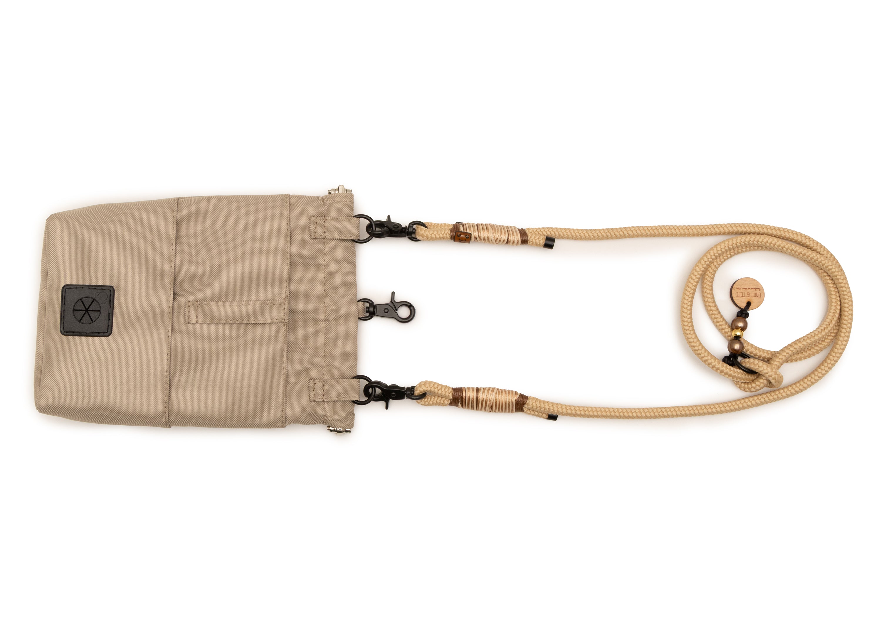Rückseite der EMMY & PEPE Wau-To-Go Dune in Creme/Beige Leckerlibeutel und Gassitasche mit Zusatzfach, Gürtelschlaufe und integriertem Kotbeutelspender