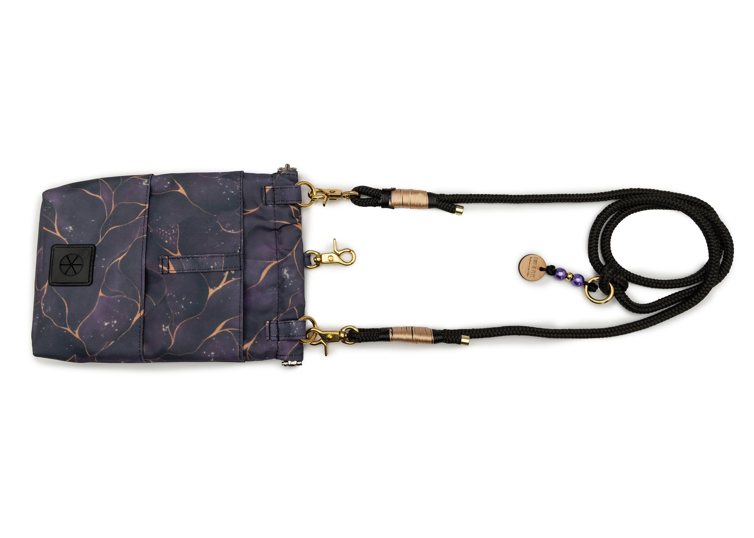Rückseite der EMMY & PEPE Wau-To-Go Golden Plum in Lila und Gold Leckerlibeutel und Gassitasche mit Zusatzfach, Gürtelschlaufe und integriertem Kotbeutelspender