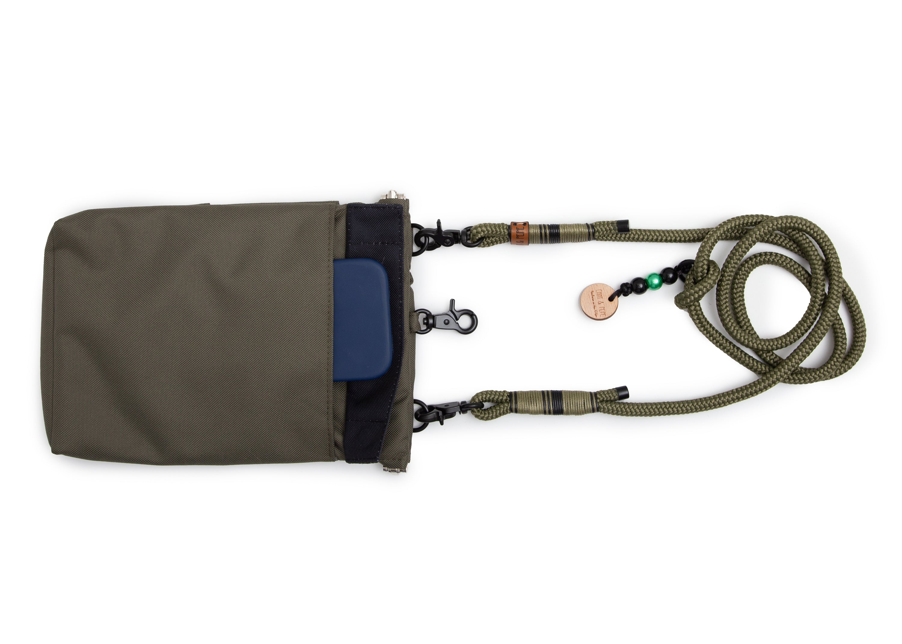 EMMY & PEPE Wau-To-Go Lothar in Olive Leckerlibeutel und Gassitasche von vorne mit magnetischem Fach für Handy, Schlüssel oder Portemonnaie