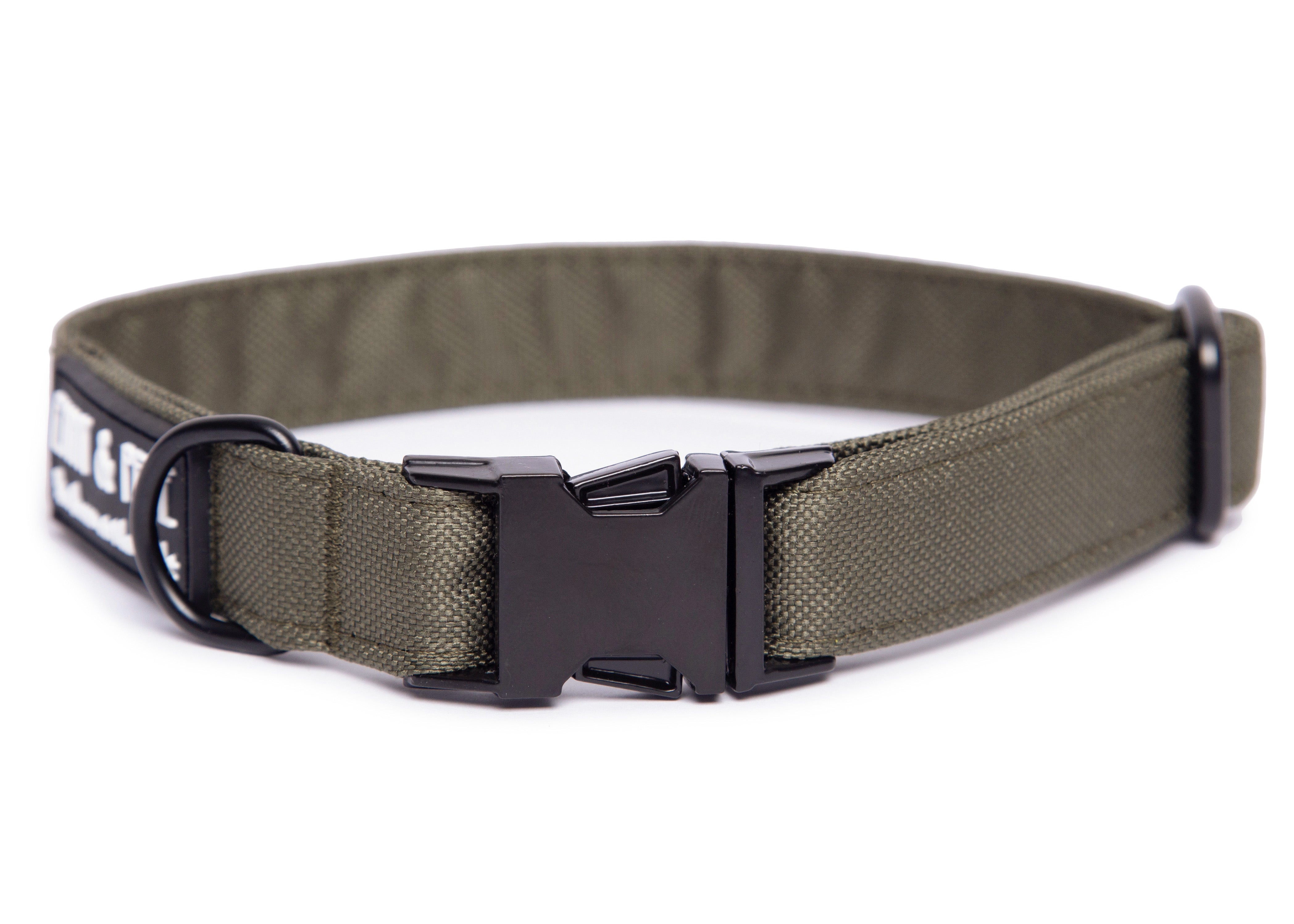 Olivefarbenes Hundehalsband. Das Halsband verfügt über eine robuste, schwarzer Steckschnalle mit „EMMY & PEPE“-Gravur sowie schwarzem Metallring. Freigestellte Produktaufnahme auf weißem Hintergrund.