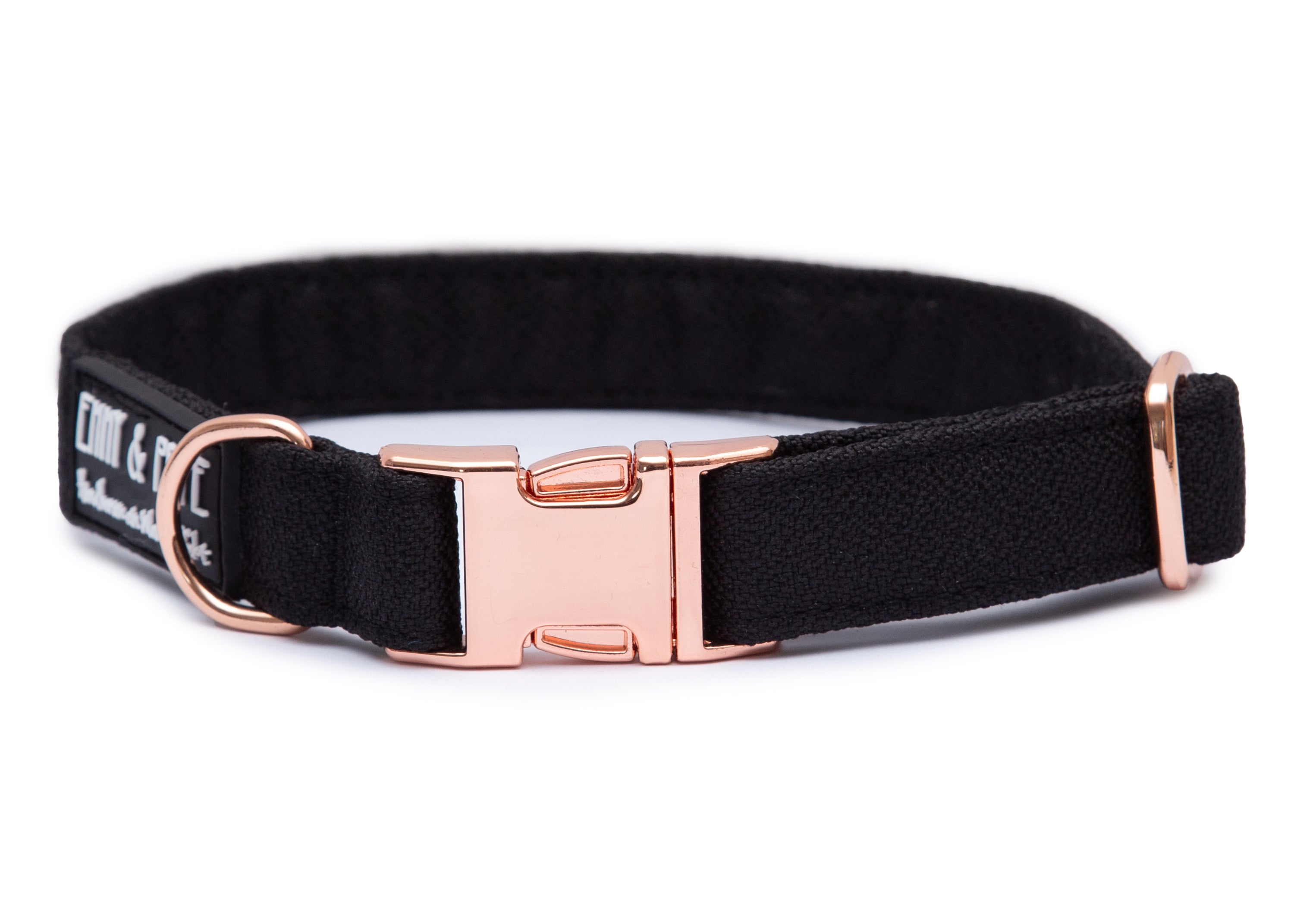 Schwarzes Hundehalsband. Das Halsband verfügt über eine robuste, rosegoldene Steckschnalle mit „EMMY & PEPE“-Gravur sowie rosegoldenem Metallring. Freigestellte Produktaufnahme auf weißem Hintergrund.
