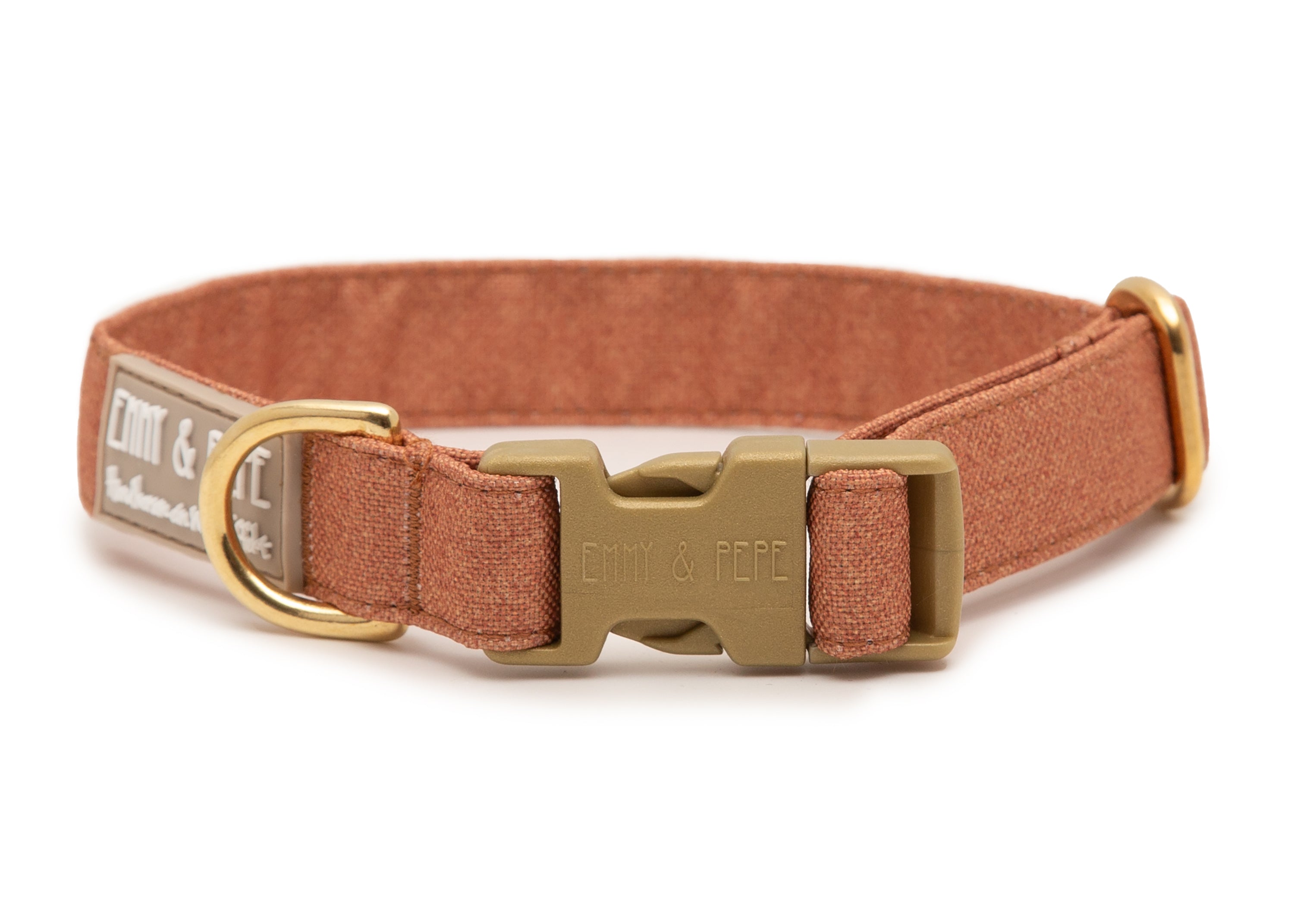 Hellbfaunes Hundehalsband. Das Halsband verfügt über eine robuste, goldene Steckschnalle mit „EMMY & PEPE“-Gravur sowie goldenem Metallring. Freigestellte Produktaufnahme auf weißem Hintergrund.