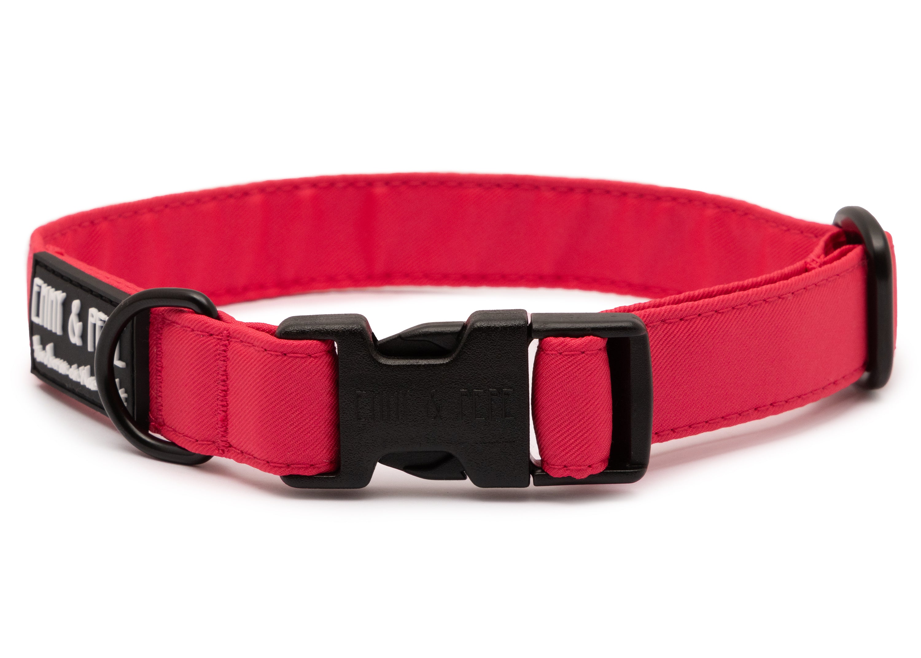 Neon Pinkes Hundehalsband. Das Halsband verfügt über eine robuste, schwarze Steckschnalle mit „EMMY & PEPE“-Gravur sowie schwarzem Metallring. Freigestellte Produktaufnahme auf weißem Hintergrund.