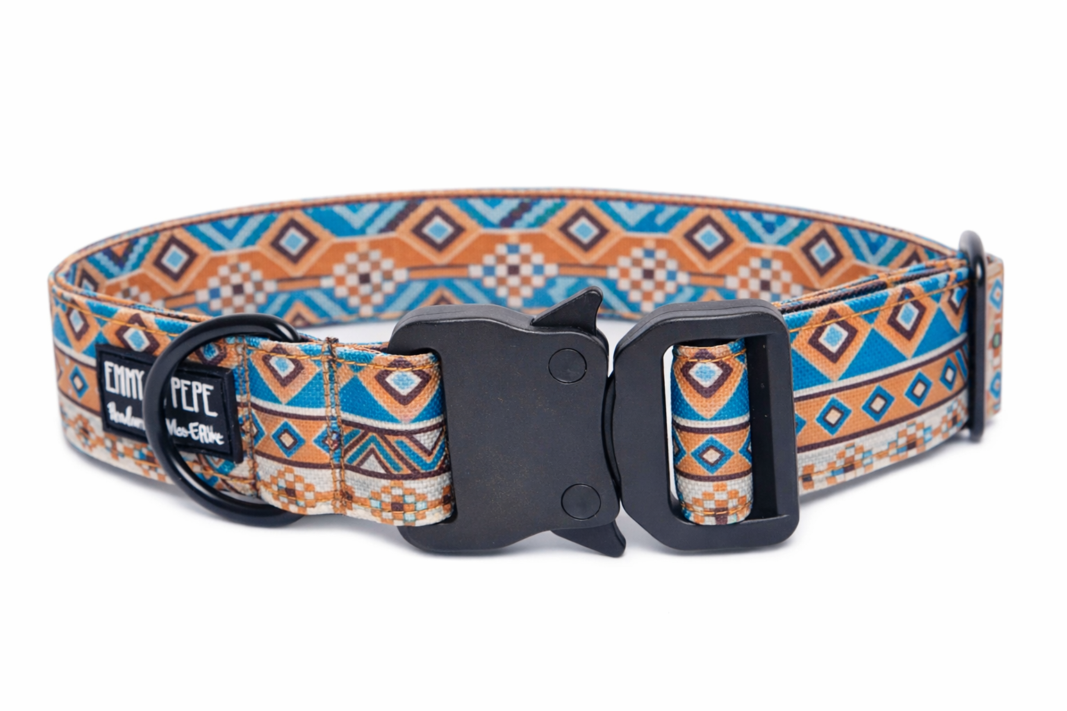 Buntes Hundehalsband in Bohomuster aus Stoff mit schwarzem Kunststoff-Sciherheitsverschluss und schwarzem Metallring zur Befestigung einer Leine. Das Halsband ist vor weißem Hintergrund fotografiert und zeigt eine breite, verstellbare Ausführung mit gepolsterter Innenseite. Auf einem kleinen Etikett am Ring ist ein Markenlogo zu erkennen.