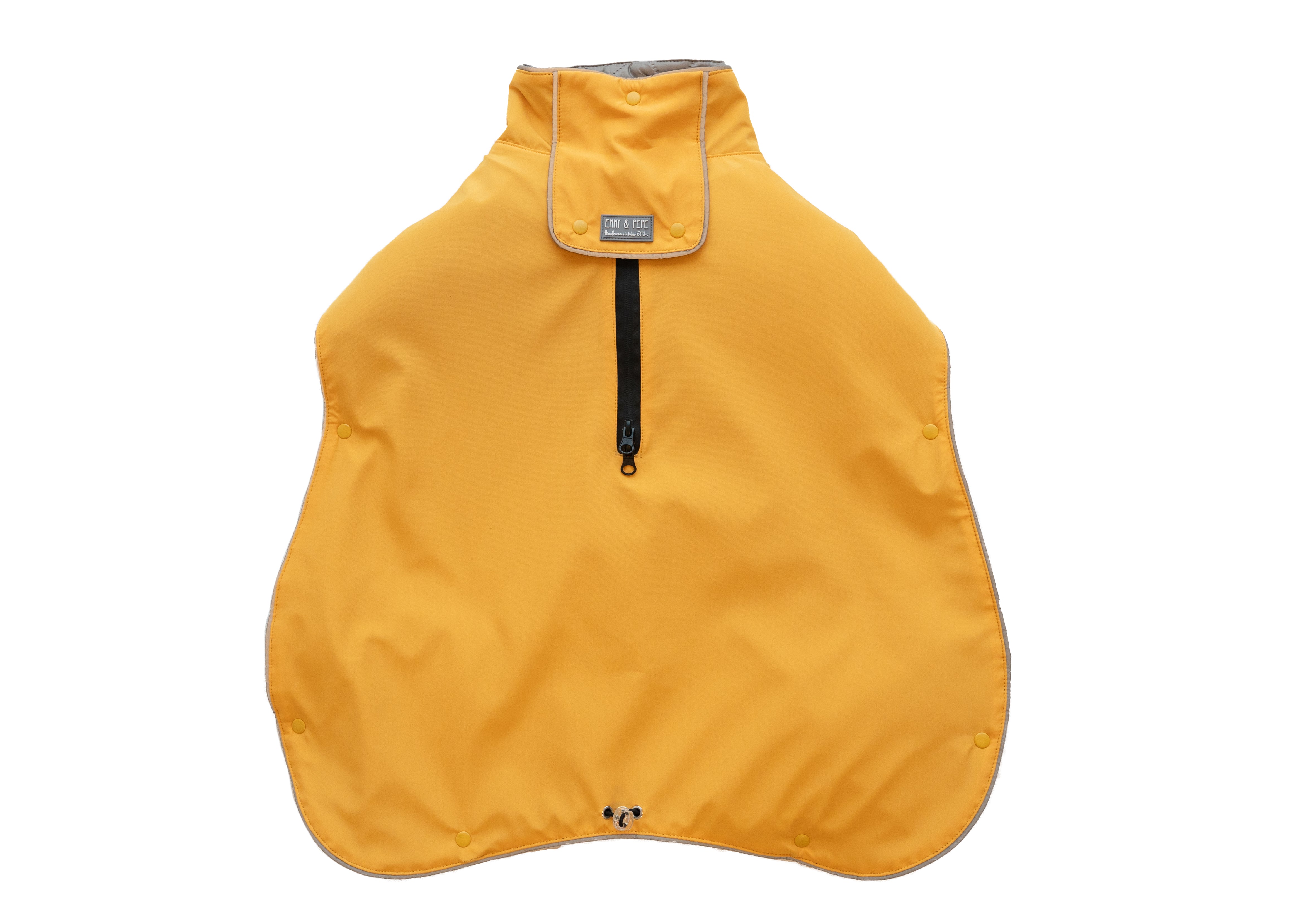 Rückenansicht des Wau-Coat Hundemantels mit wasserdichtem Zwei-Wege-Reißverschluss und verstellbarem Rückenabschluss in Mustard