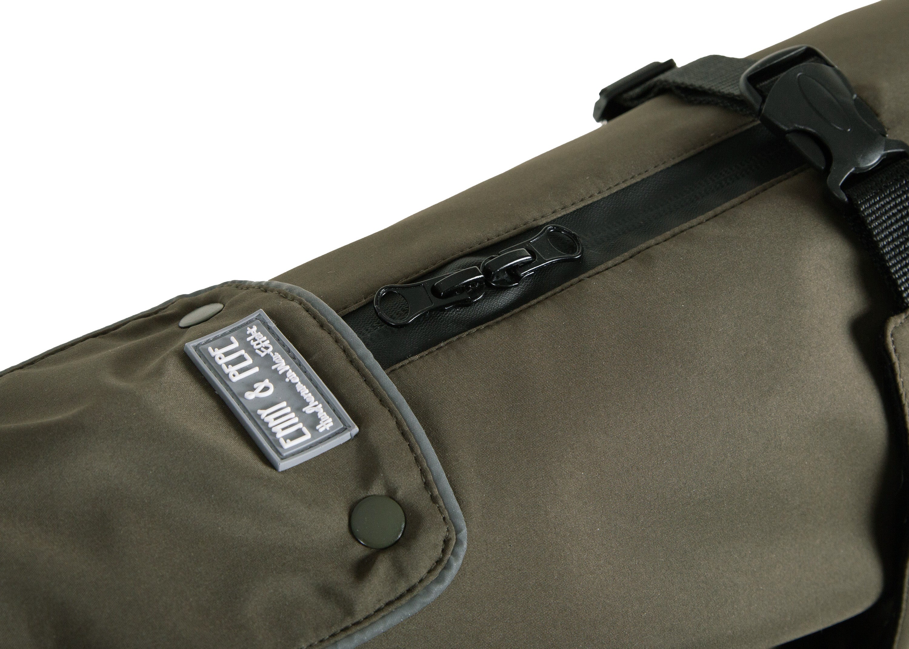 Detailansicht des Wau-Coat 2-in-1 Hundemantels in Olive mit wasserdichtem Reißverschluss für Leinenöffnung und reflektierenden Details