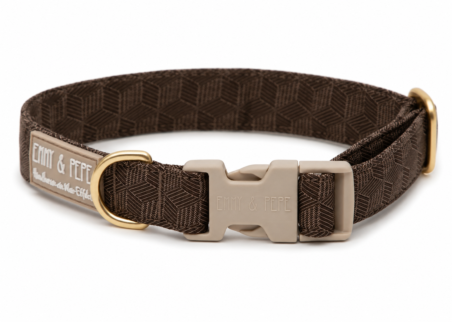 Braunes Hundehalsband von Emmy & Pepe mit geometrischem Muster und beigefarbener Kunststoffschnalle auf weißem Hintergrund. Das Halsband verfügt über goldfarbene Metallringe sowie ein beiges Markenlabel mit weißem Schriftzug.