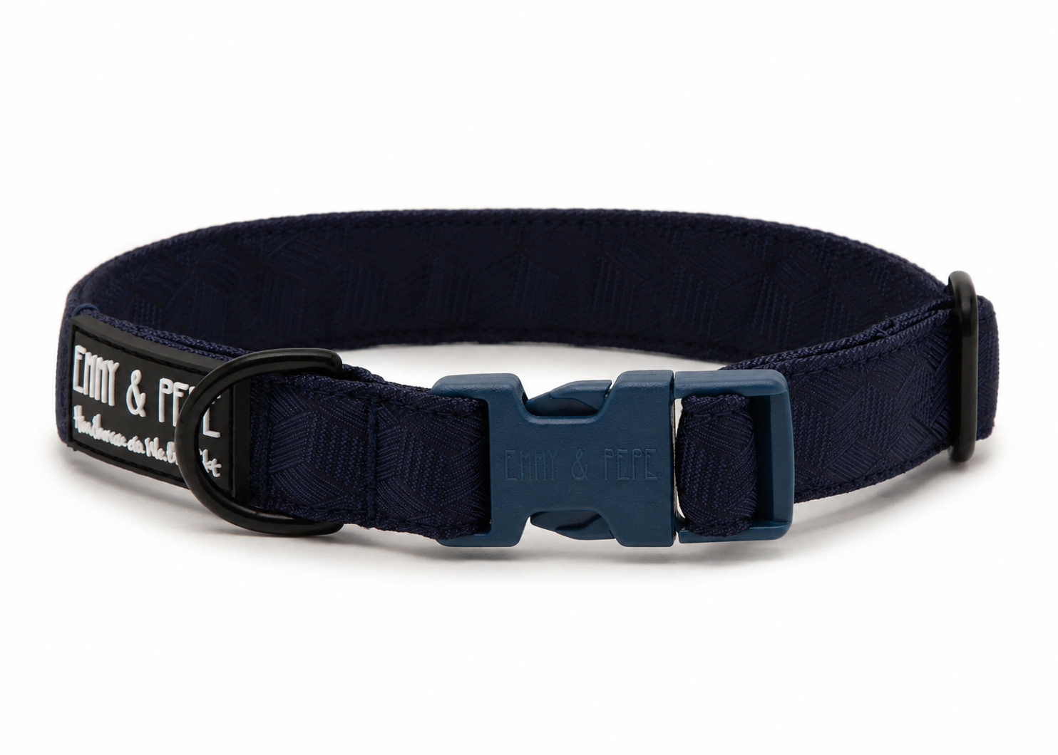Nahaufnahme eines dunkelblauen Hundehalsbands mit geometrischem Muster, blauer Schnalle und schwarzer Metallhardware auf weißem Hintergrund.