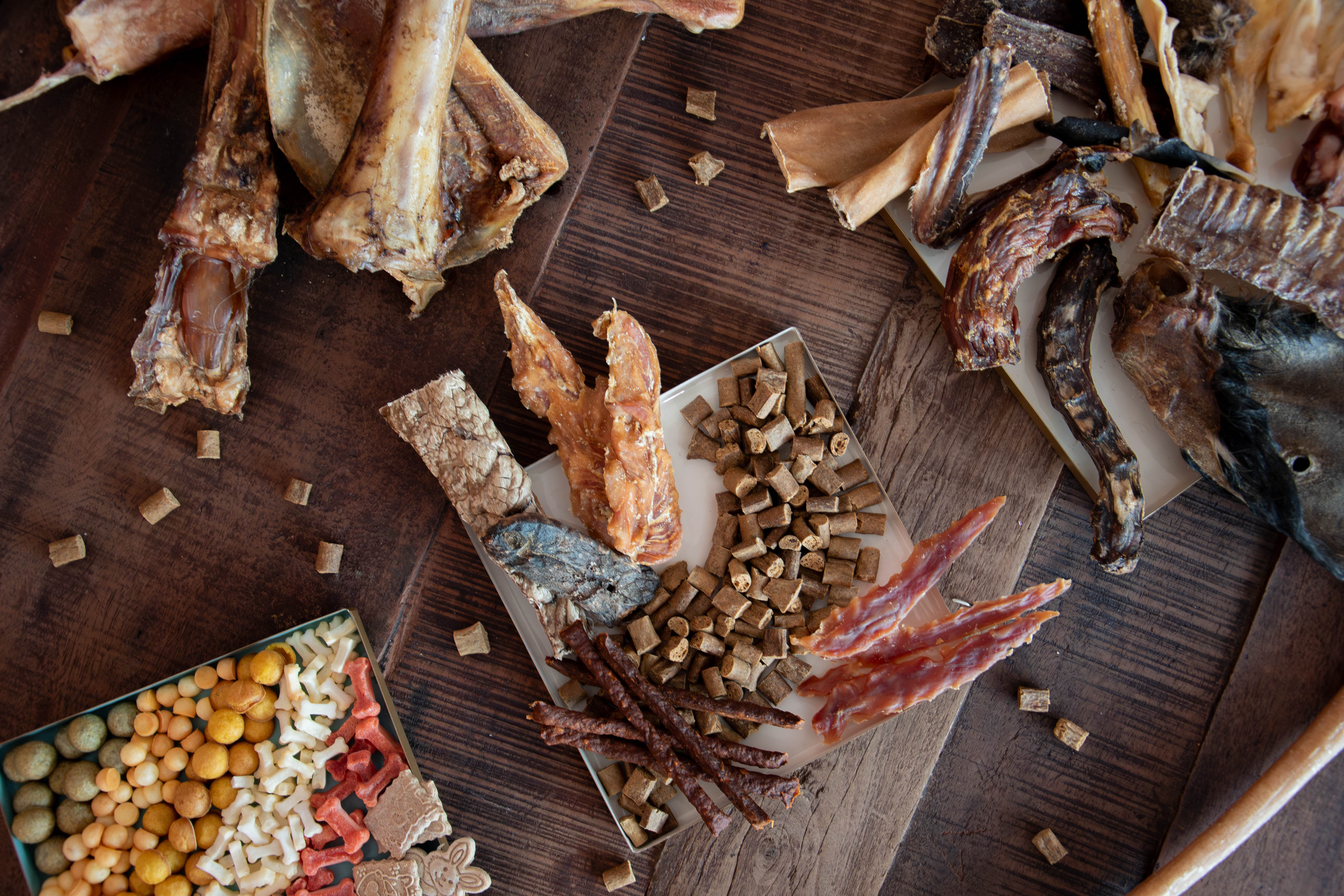 Wau-Taste Überraschungstüte mit verschiedenen Kauartikeln und Leckerlis für Hunde