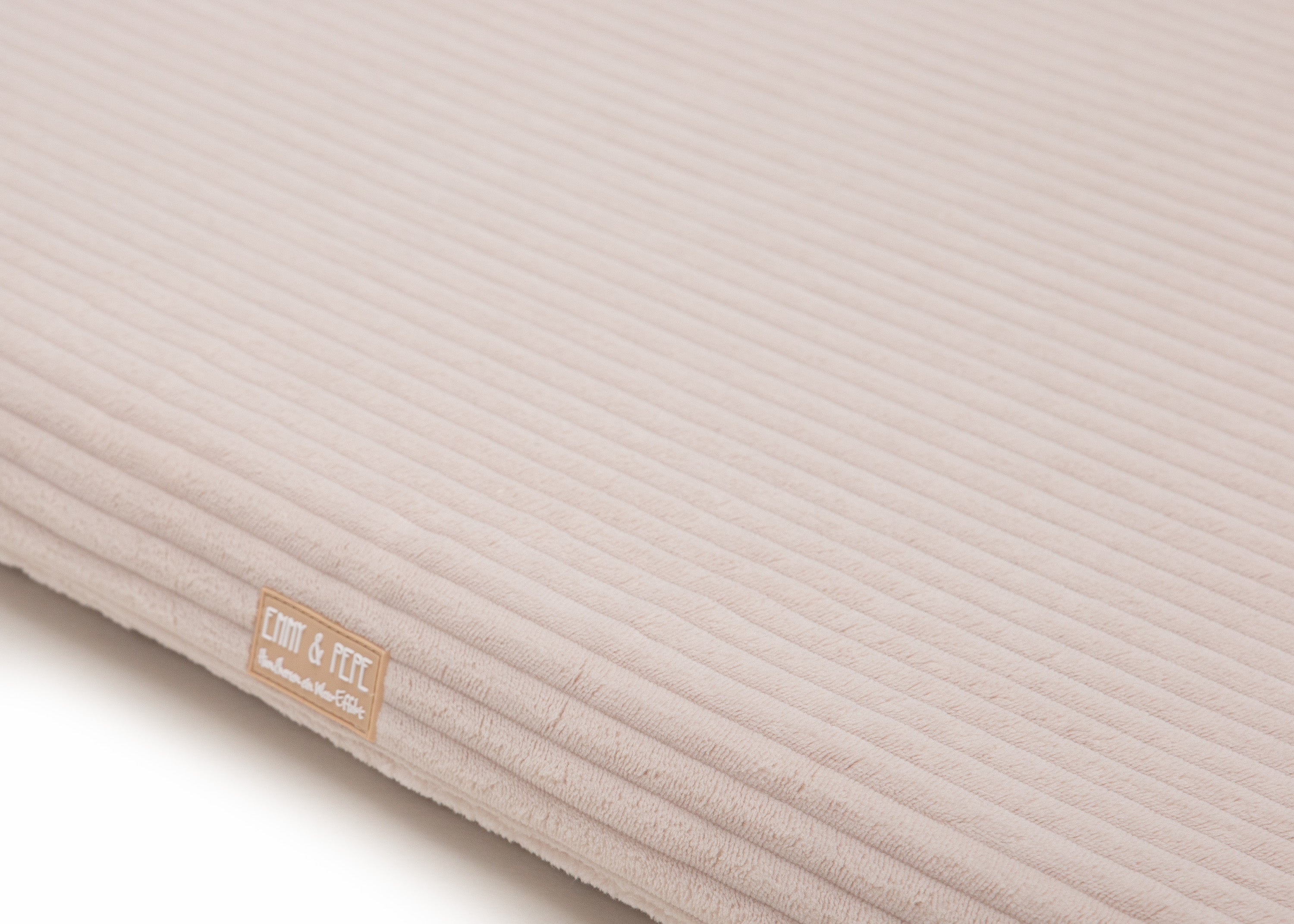 orthopädische Matte für Wau-Snuggle in Cord Creme Nahaufname vom Stoff und Logo- als zusätzliche Einlage fürs Reisebett