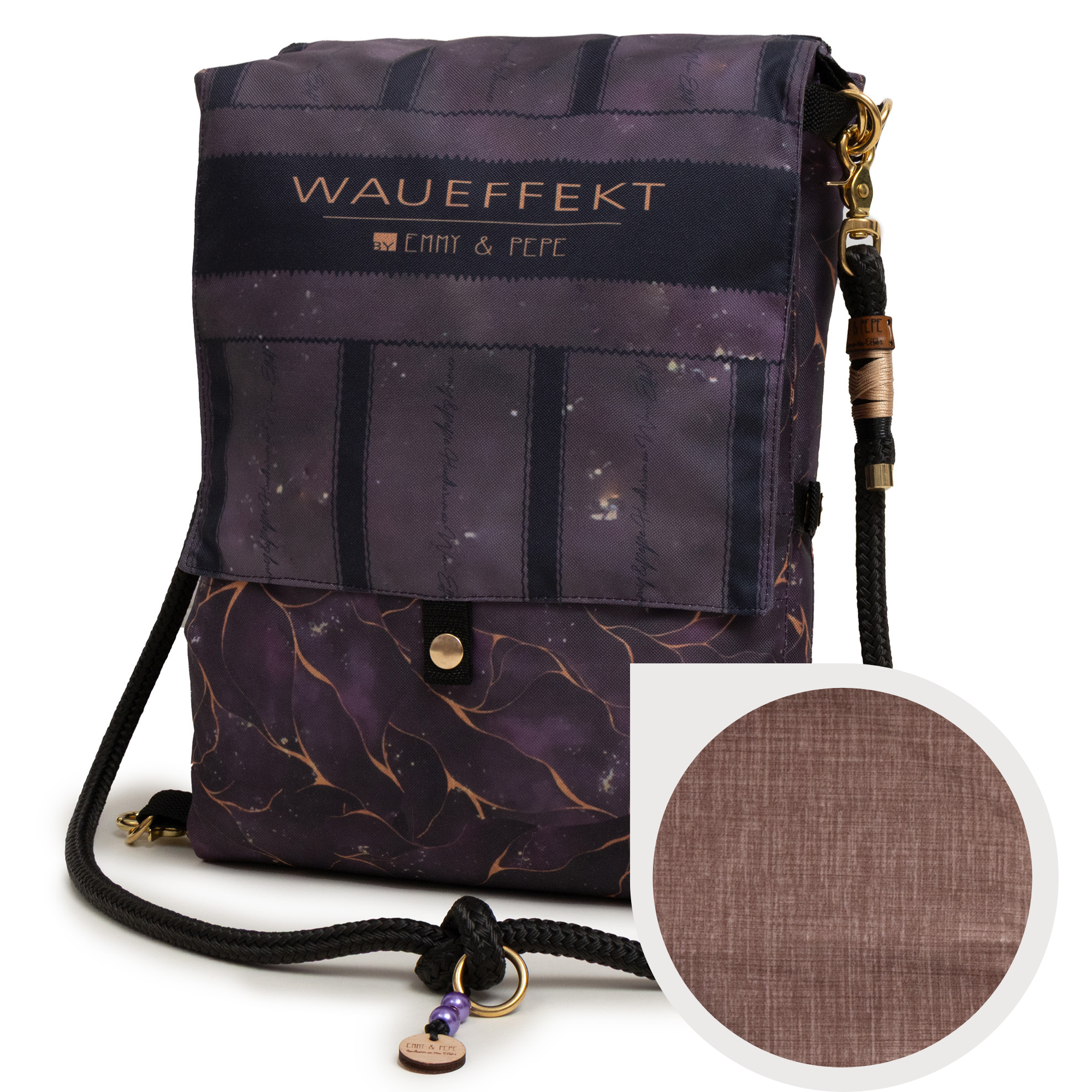 Wau-Backpack Golden Plum in Lila, Schwarz und Gold von EMMY & PEPE in der Frontansicht, geschlossen mit Klappe und Tau-Schultergurt