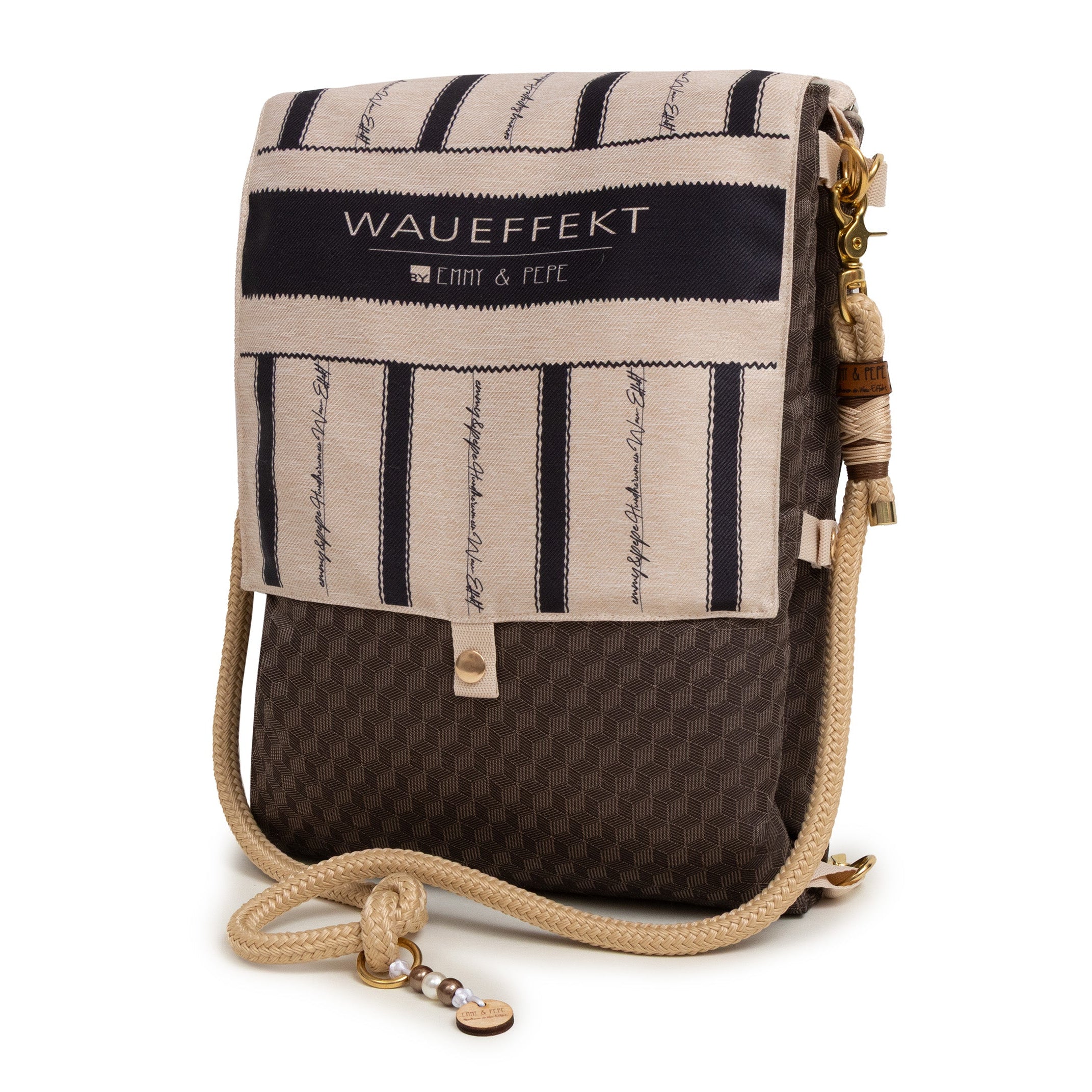Wau-Backpack Hazel frontal mit Streifenmuster der Klappe und goldfarbenen Metalldetails