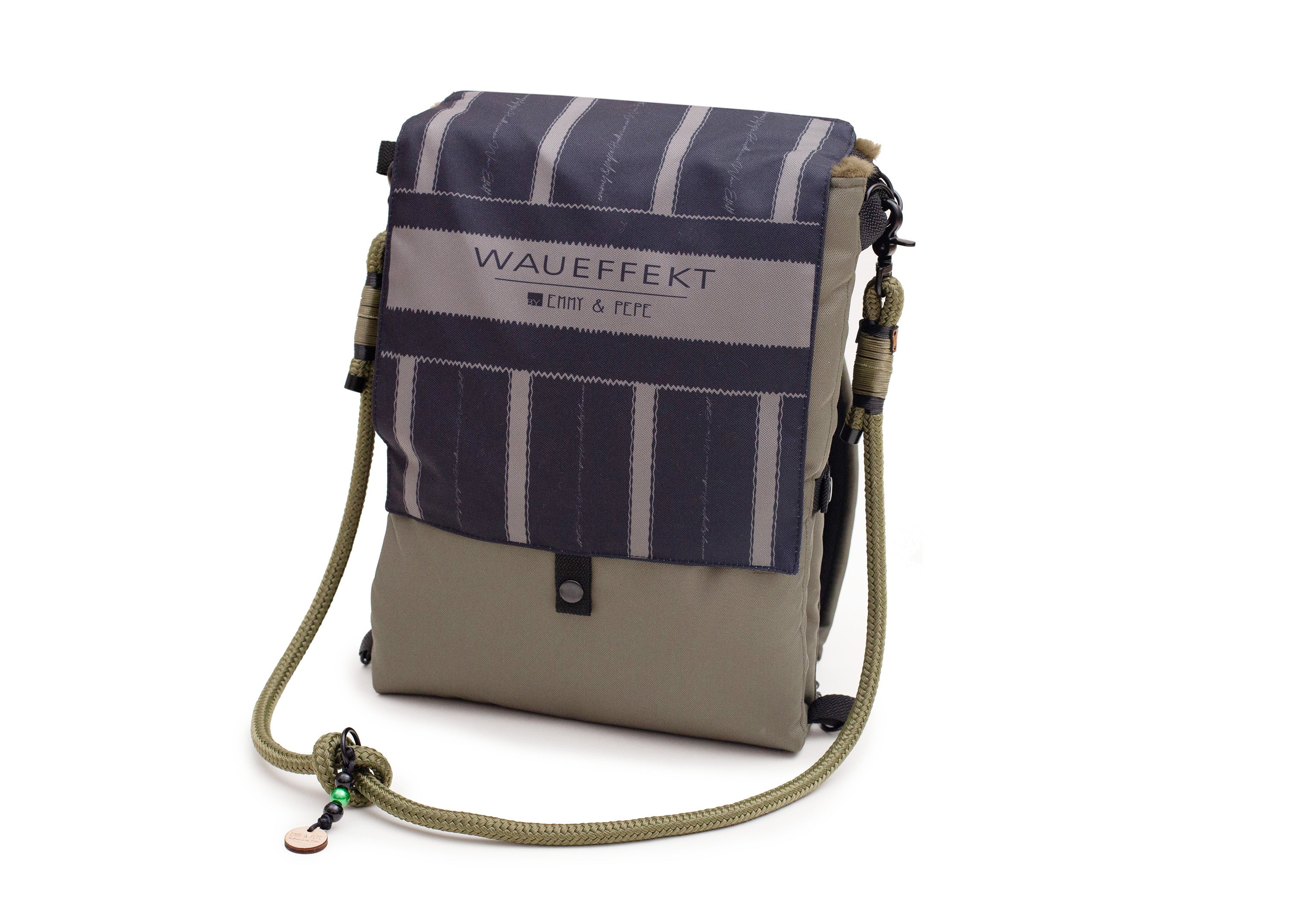 Wau-Backpack Lothar in Olive und Schwarz frontal mit Streifenmuster der Klappe, mit Tau in Olive und schwarzen Metalldetails