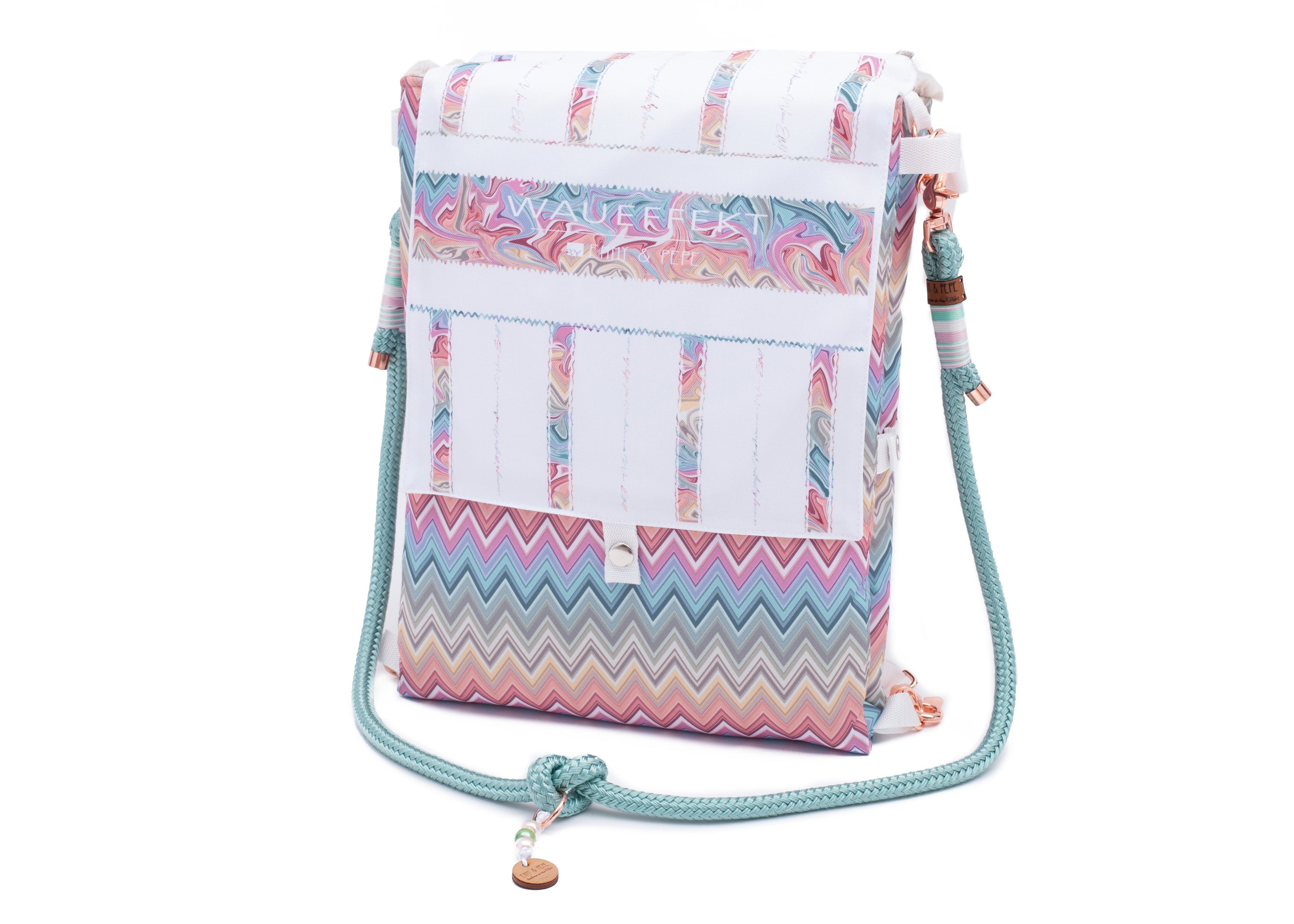 Wau-Backpack Waussoni in Pastellfarben frontal mit Streifenmuster der Klappe, mit Tau in Mint und rosegoldenen Metalldetails