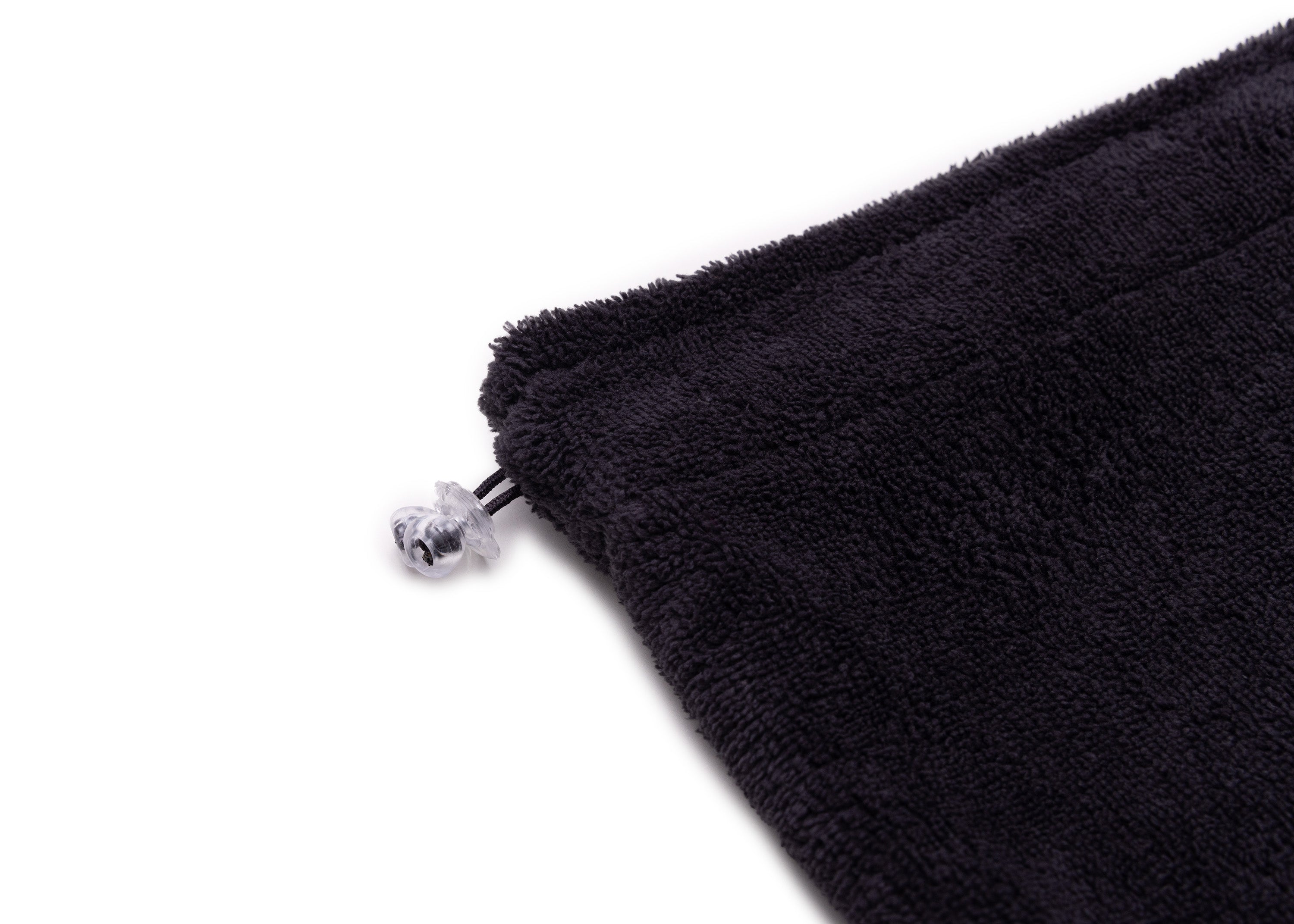 Detailansicht des verstellbaren Kragens mit Kordelstopper am Hundebademantel aus Bambusfaser für optimalen Sitz und Komfort in Schwarz