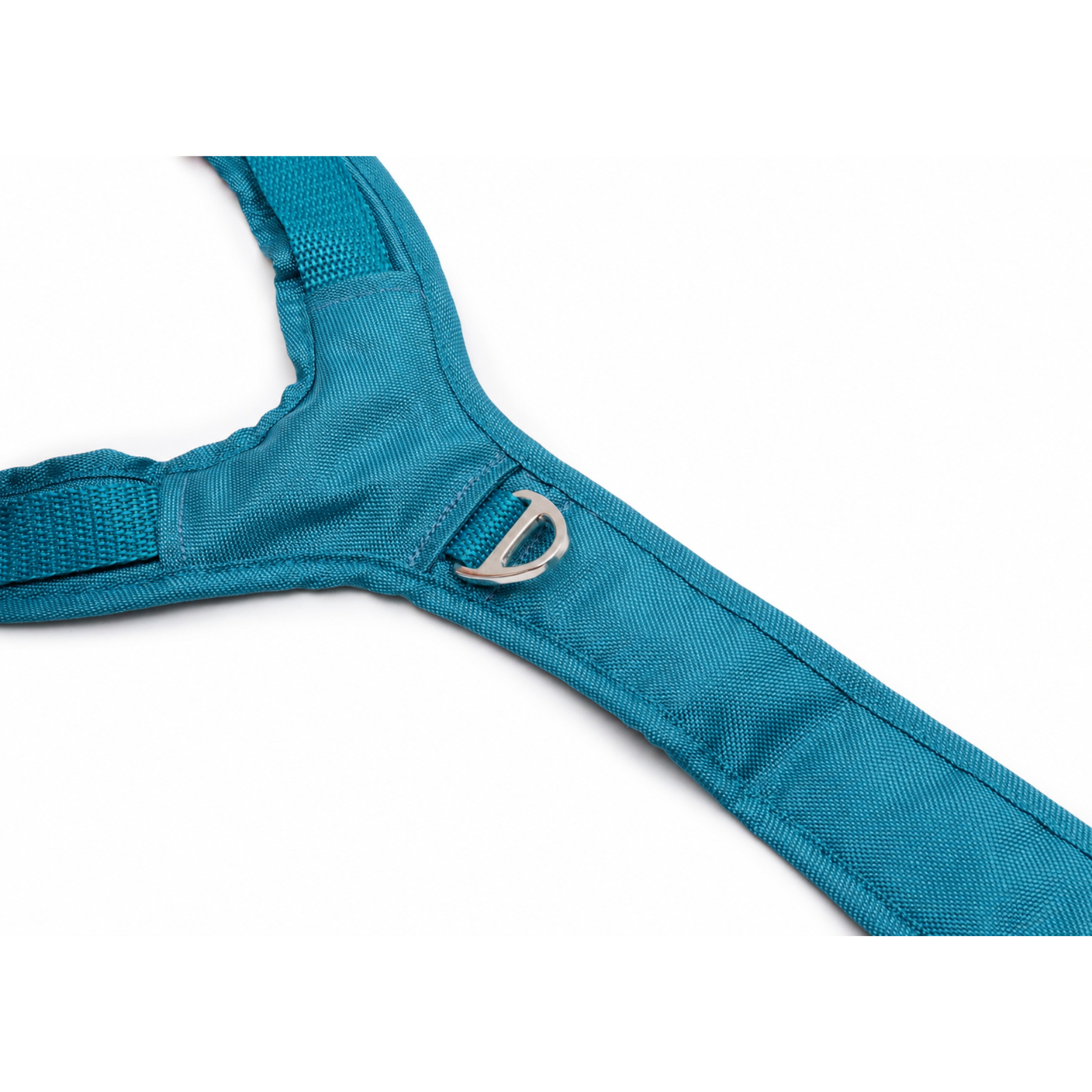 Emmy & Pepe Hundegeschirr Aqua, Detailansicht Brustring aus silbernem Metall im Y-Steg zwischen den Gurten, einfarbig Petrol