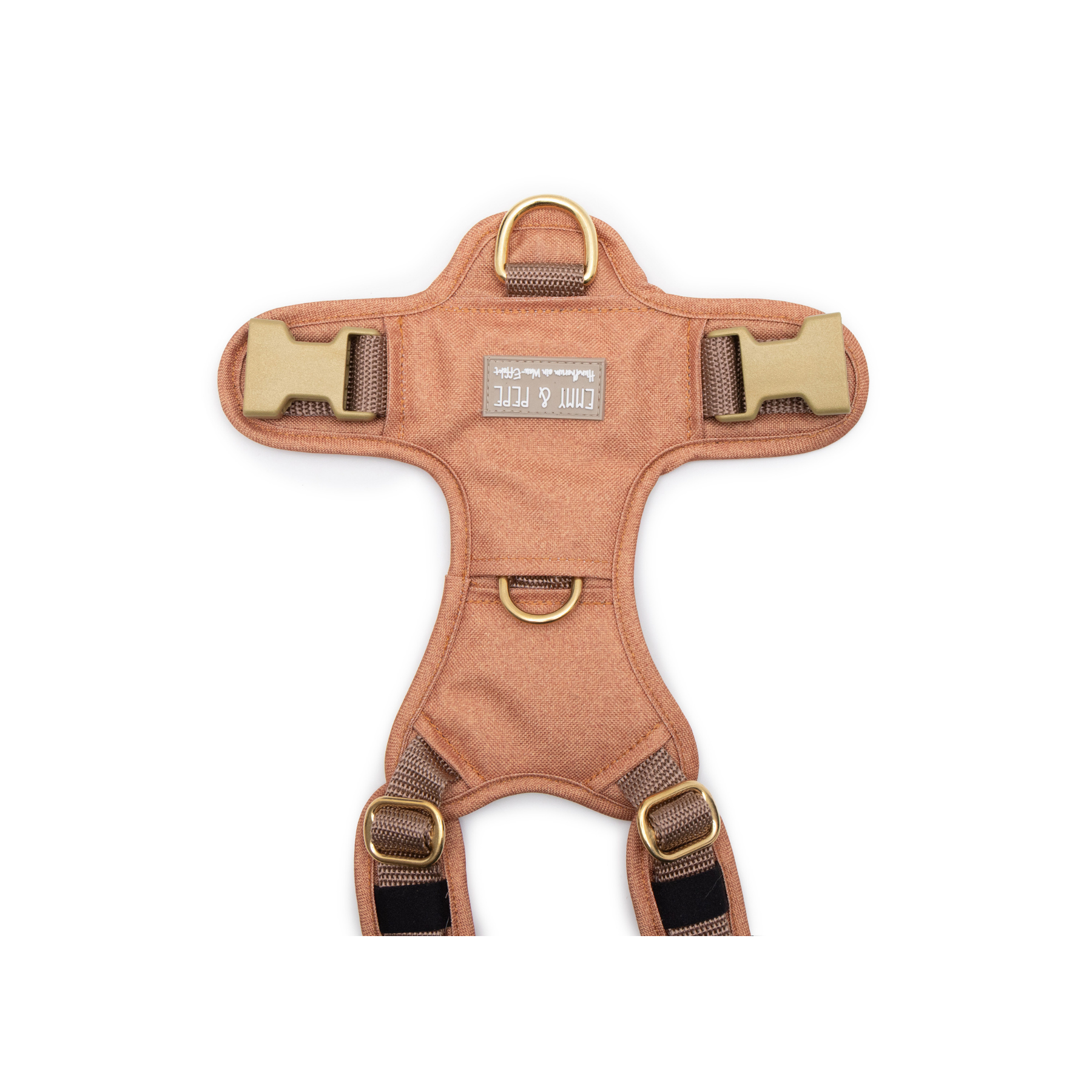 Emmy & Pepe Wau-Move Hundegeschirr, Detailansicht Rückenpatch mit Markenlogo und goldenen D-Ringen in Cinnamon (Terrakotta)