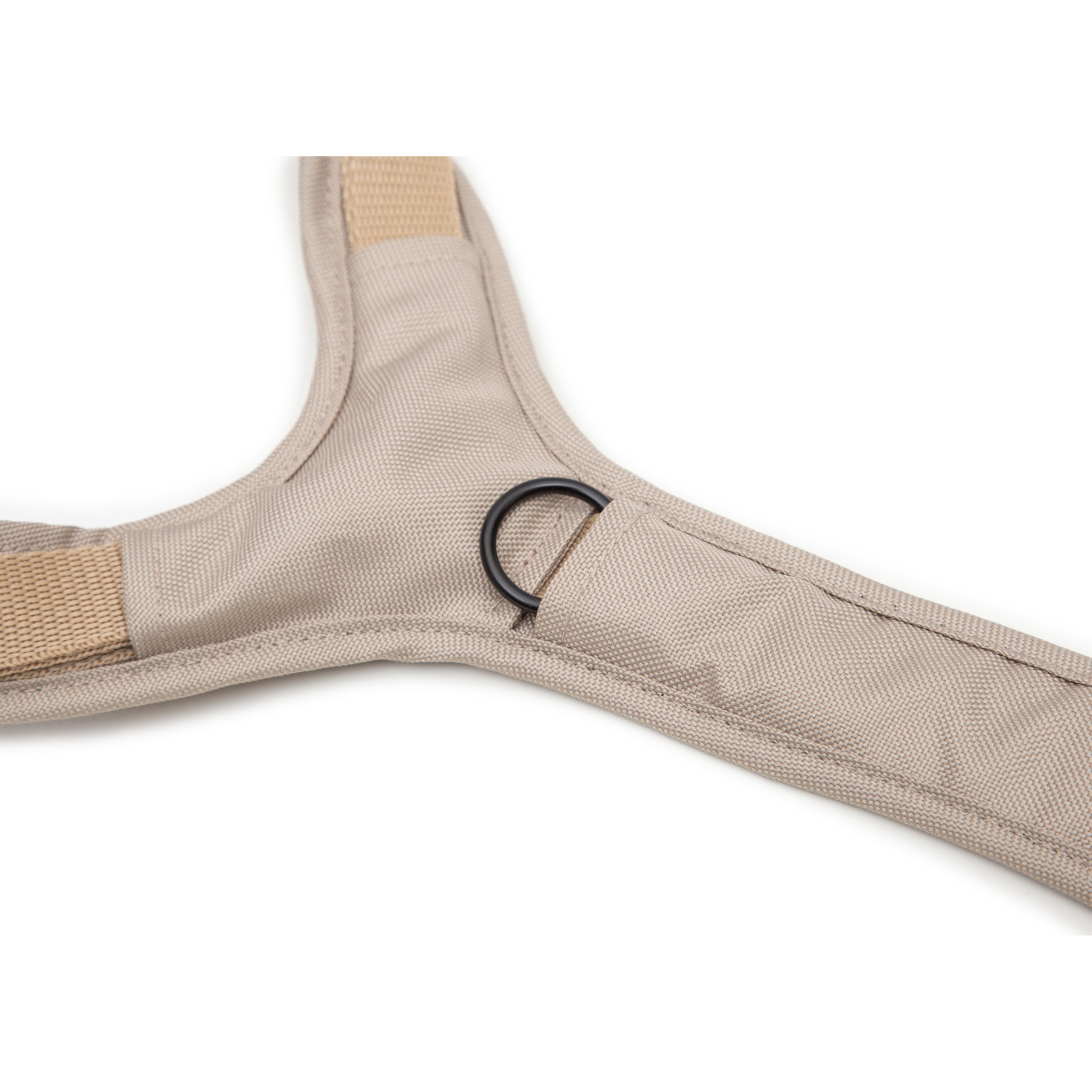 Emmy & Pepe Hundegeschirr Dune, Detailansicht Brustring aus schwarzem Metall im Y-Steg zwischen den Gurten, einfarbig Beige