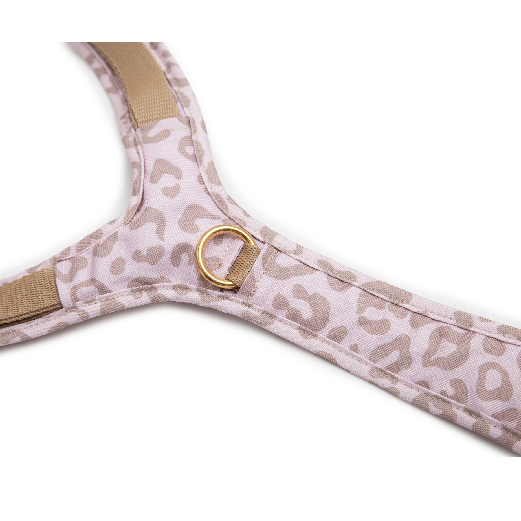 Emmy & Pepe Hundegeschirr Leo Creme, Detailansicht Brustring aus goldenem Metall im Y-Steg zwischen den Gurten, Leoparden-Muster in Creme und Beige