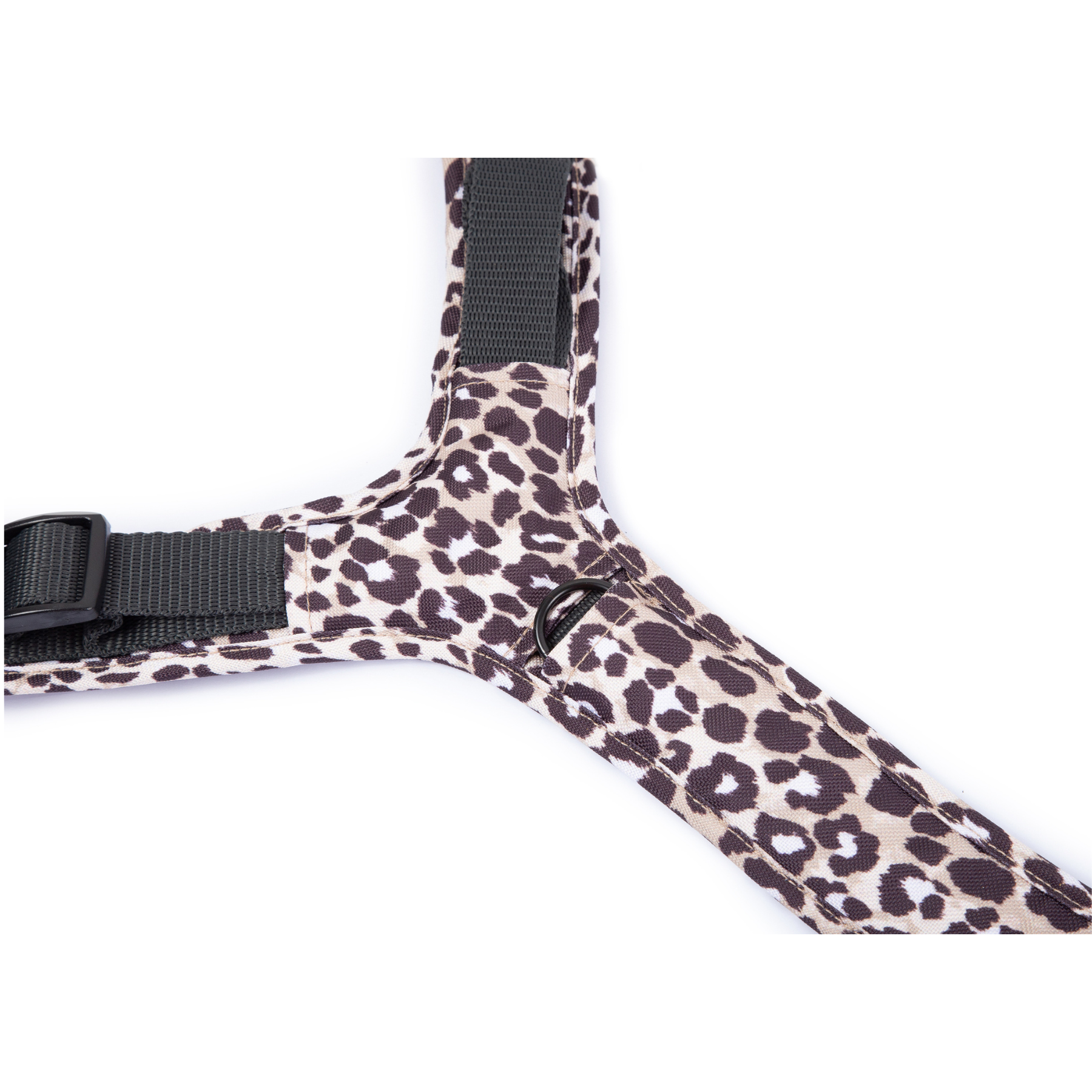 Emmy & Pepe Hundegeschirr Leo Dark, Detailansicht Brustring aus schwarzem Metall im Y-Steg zwischen den Gurten, Leoparden-Muster in Dunkelbraun und Beige