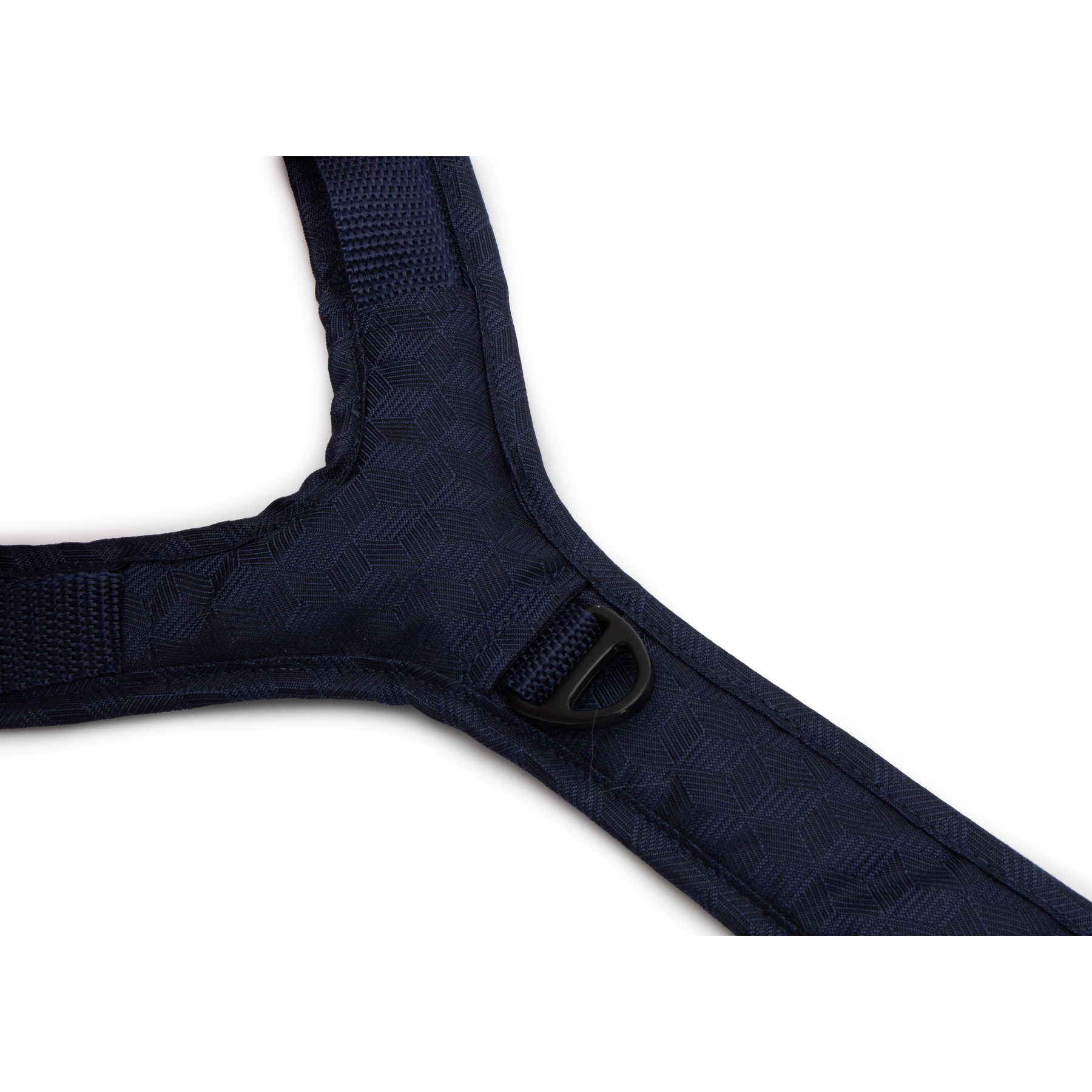 Emmy & Pepe Wau-Move Hundegeschirr, Detailansicht Brustring mit D-Ring im Midnight Design mit geometrischem Muster in Dunkelblau