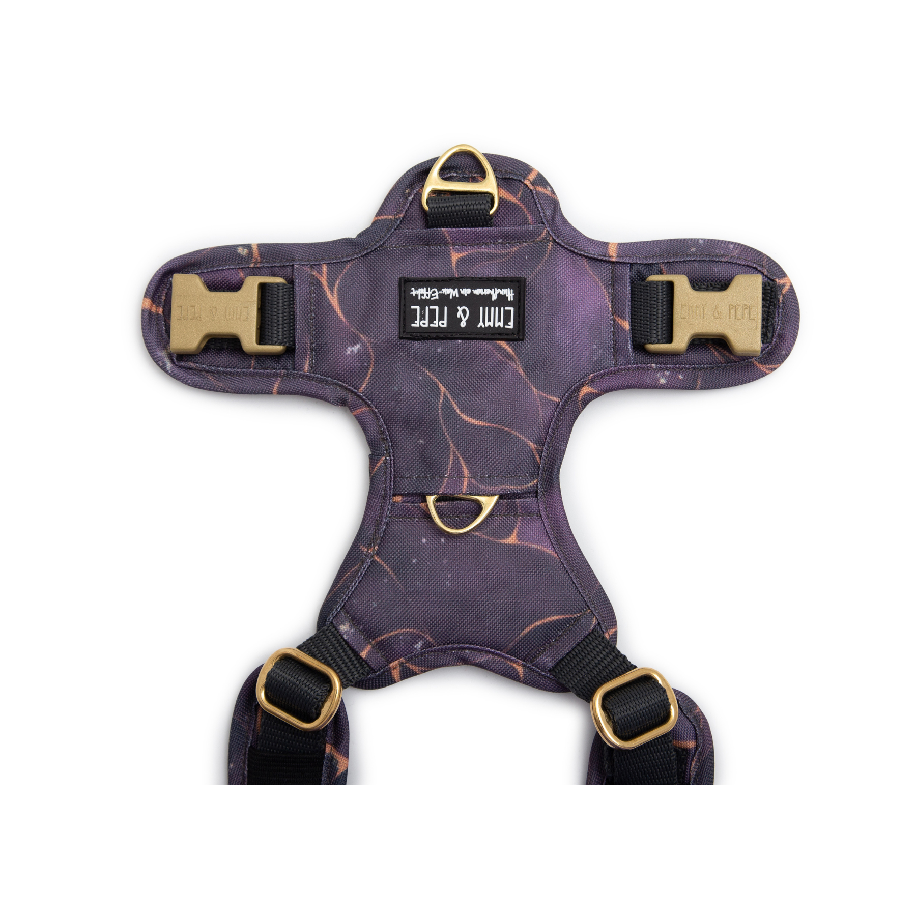 Weitere Detailansicht des Rückenpatches vom Wau-Move Open Neck Hundegeschirr in Golden Plum, mit Führring oben, zusätzlichem D-Ring in der Mitte für die Schleppleine, seitlichen Steckschnallen und verstellbaren Gurten