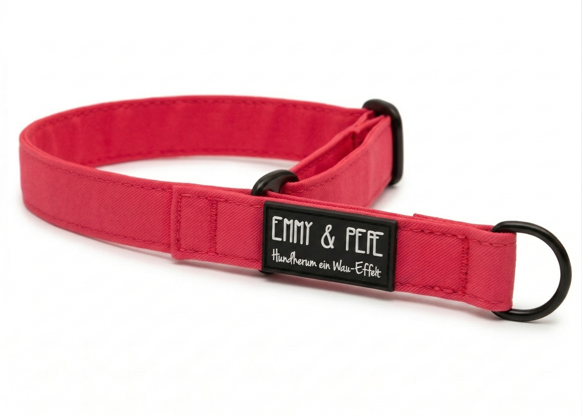 Produktfoto eines pinken Zugstopphalsbands für Hunde. Der Text auf dem schwarzen Gummipatch lautet „Hundherum ein Wau-Effekt“. Das Halsband liegt kontrastreich auf einem rein weißen Hintergrund.