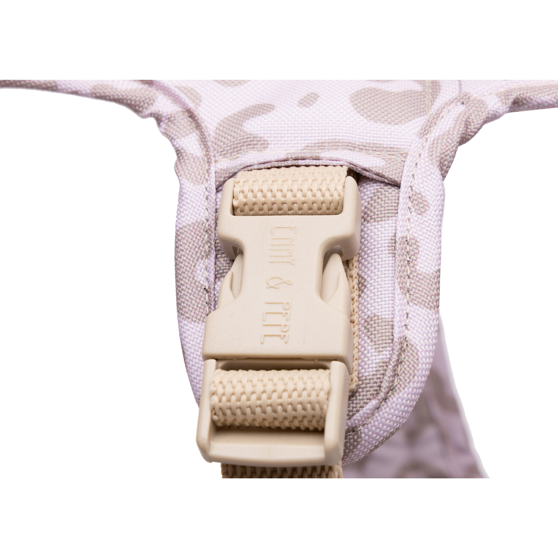 Wau-Safety Sicherheitsgeschirr Verschluss für Hunde auf weißem Hintergrund in der Farbe Leo Creme in Creme und Gold in Tier von EMMY & PEPE