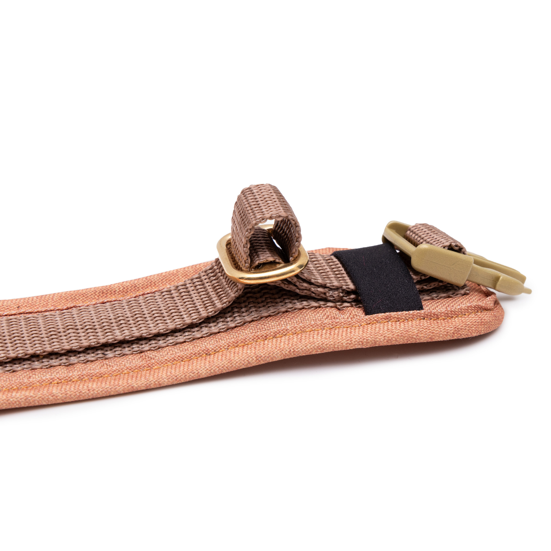 Wau-Safety Sicherheitsgeschirr Verstellmechanismus für Hunde auf weißem Hintergrund in der Farbe Cinnamon in Orange und Zimt von EMMY & PEPE