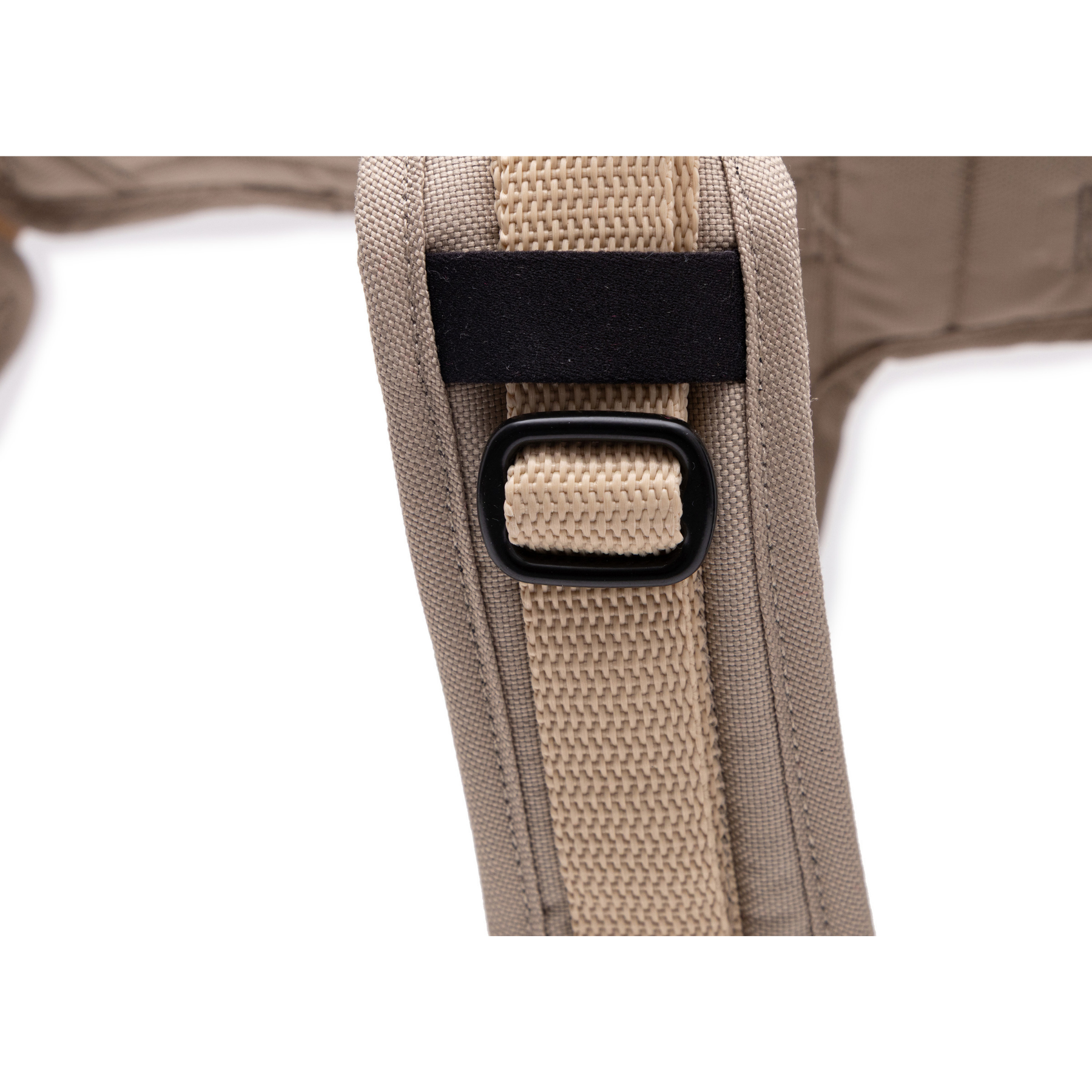 Wau-Safety Sicherheitsgeschirr Verstellmechanismus für Hunde auf weißem Hintergrund in der Farbe Dune in Creme und Schwarz von EMMY & PEPE