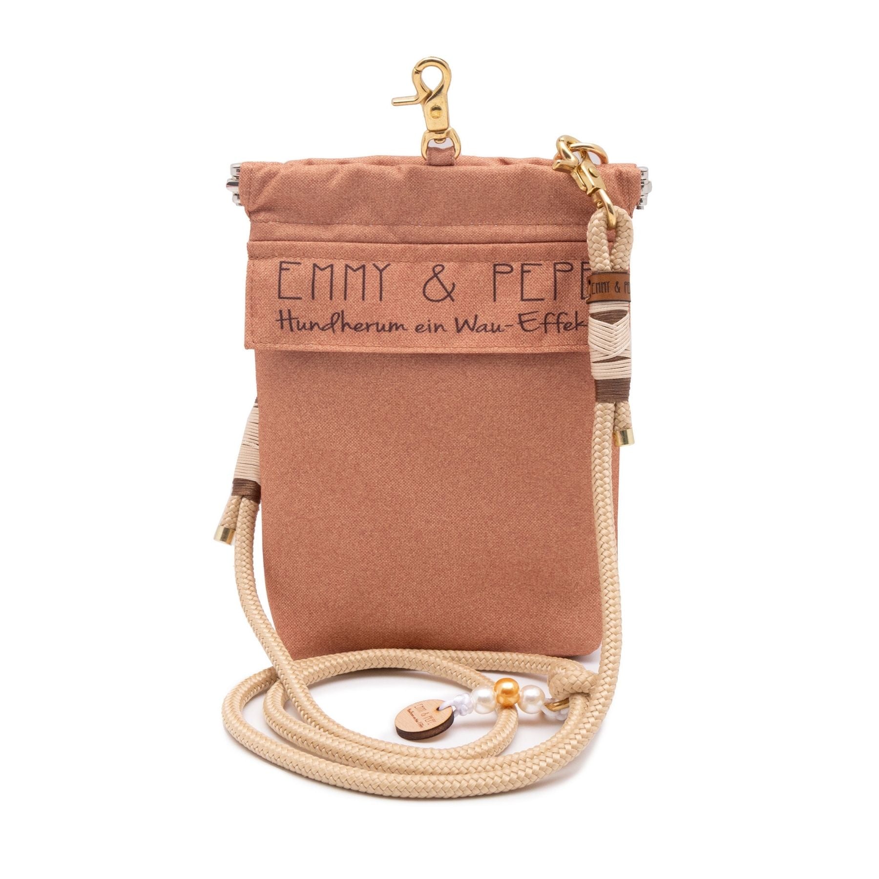 EMMY & PEPE Wau-To-Go Cinnamon Leckerlibeutel und Gassitasche freigestellt mit Taugurt und kompaktem Design