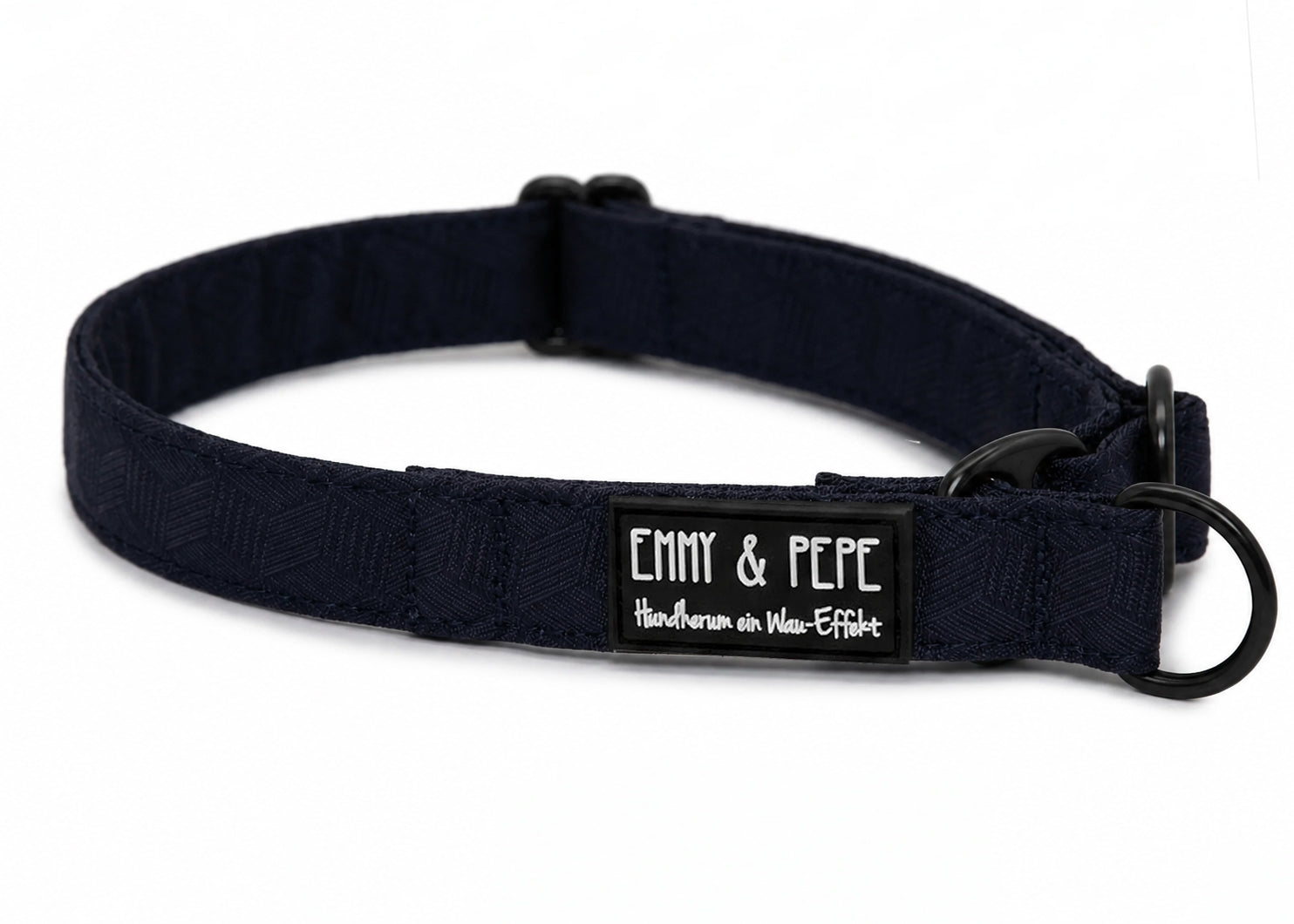 Dunkelblaues Zugstopphundehalsband mit schwarzer Metallhardware und „EMMY & PEPE“-Label mit Schriftzug „Wau-Effekt“ auf weißem Hintergrund.