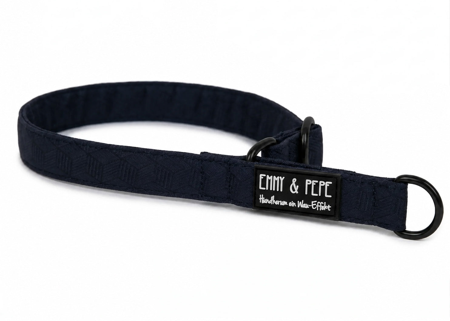 Dunkelblaues Zugstopphundehalsband mit geometrischem Muster, schwarzer Metallhardware und „EMMY & PEPE“-Label auf weißem Hintergrund.