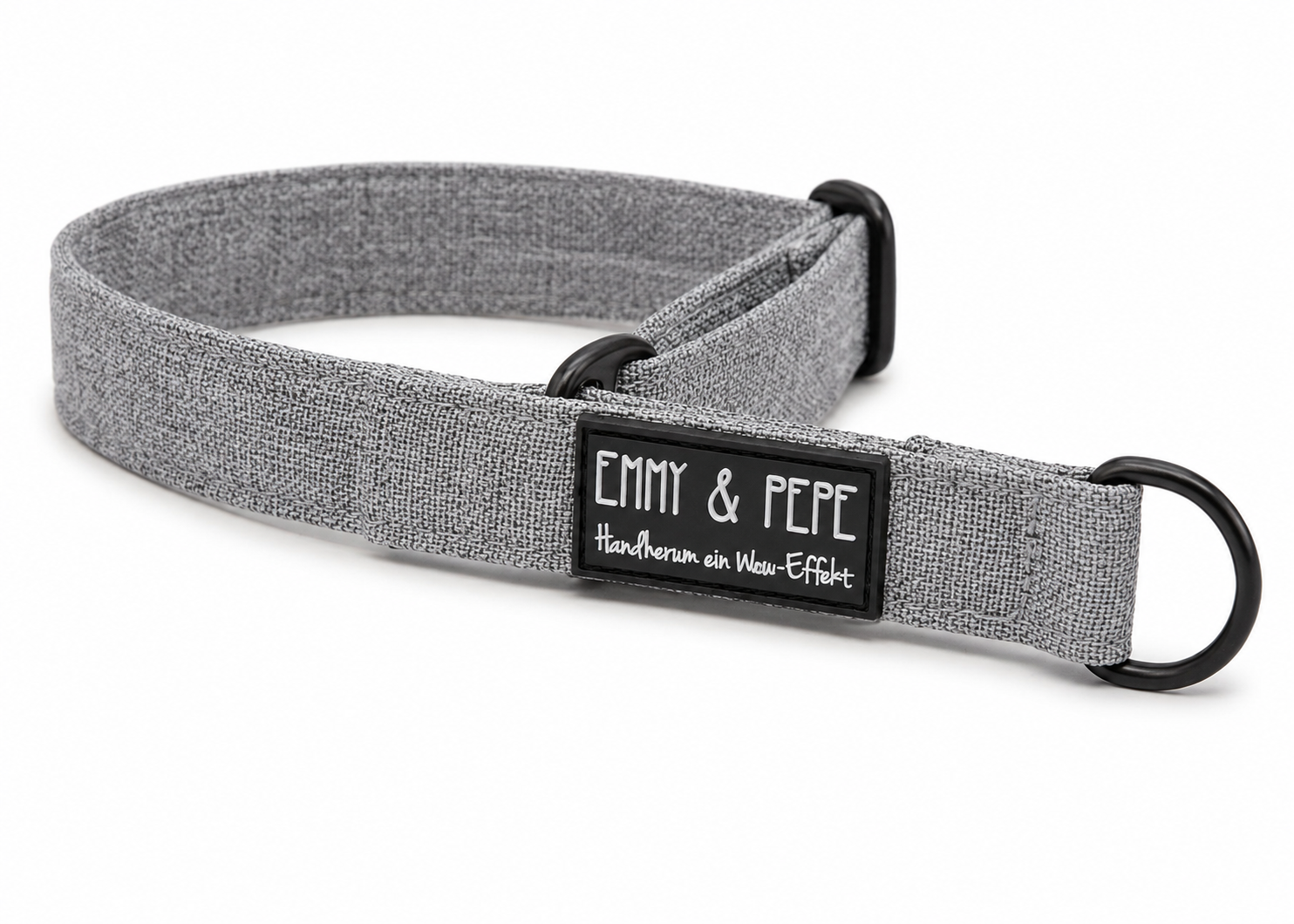 Zugstopphalsband Stone in Grau mit schwarzer Metallhardware und „EMMY & PEPE“-Label mit Schriftzug „Wau-Effekt“ auf weißem Hintergrund.
