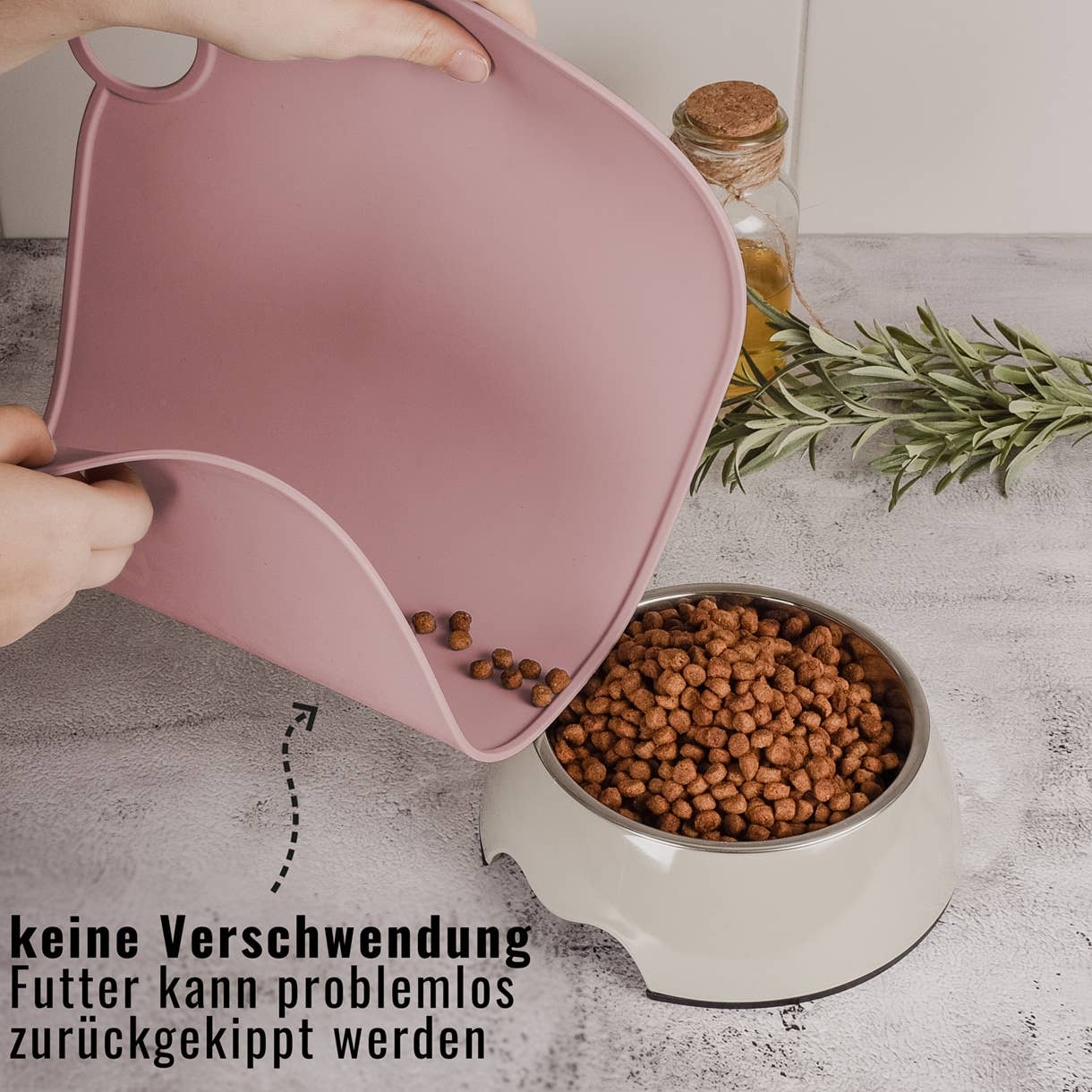 Flexible Silikon-Napfunterlage zum einfachen Ausschütten von Futterresten