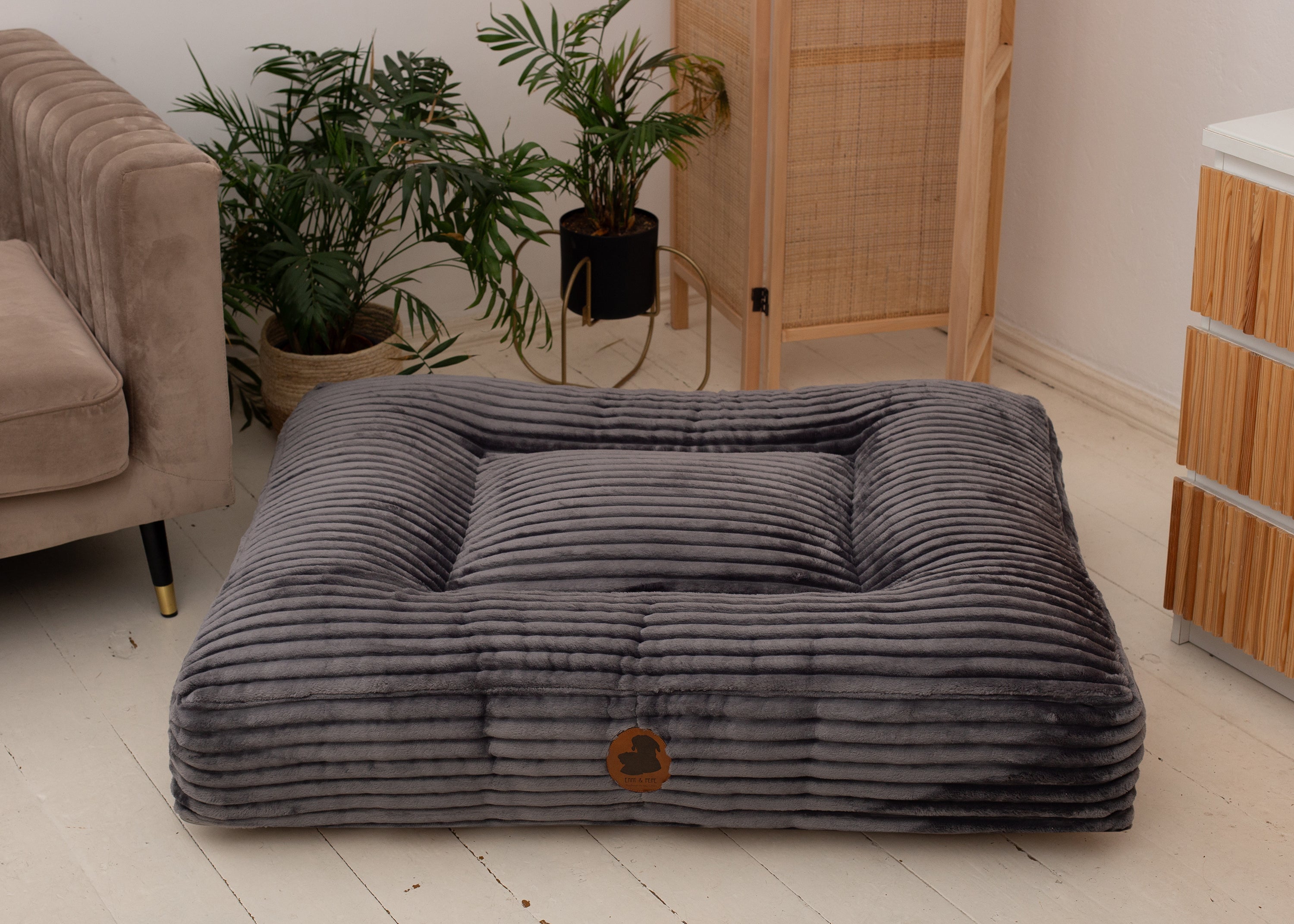Wau-Bed orthopädisches Hundebett Kuschelcord Creme / Oval / Ansicht im Raum