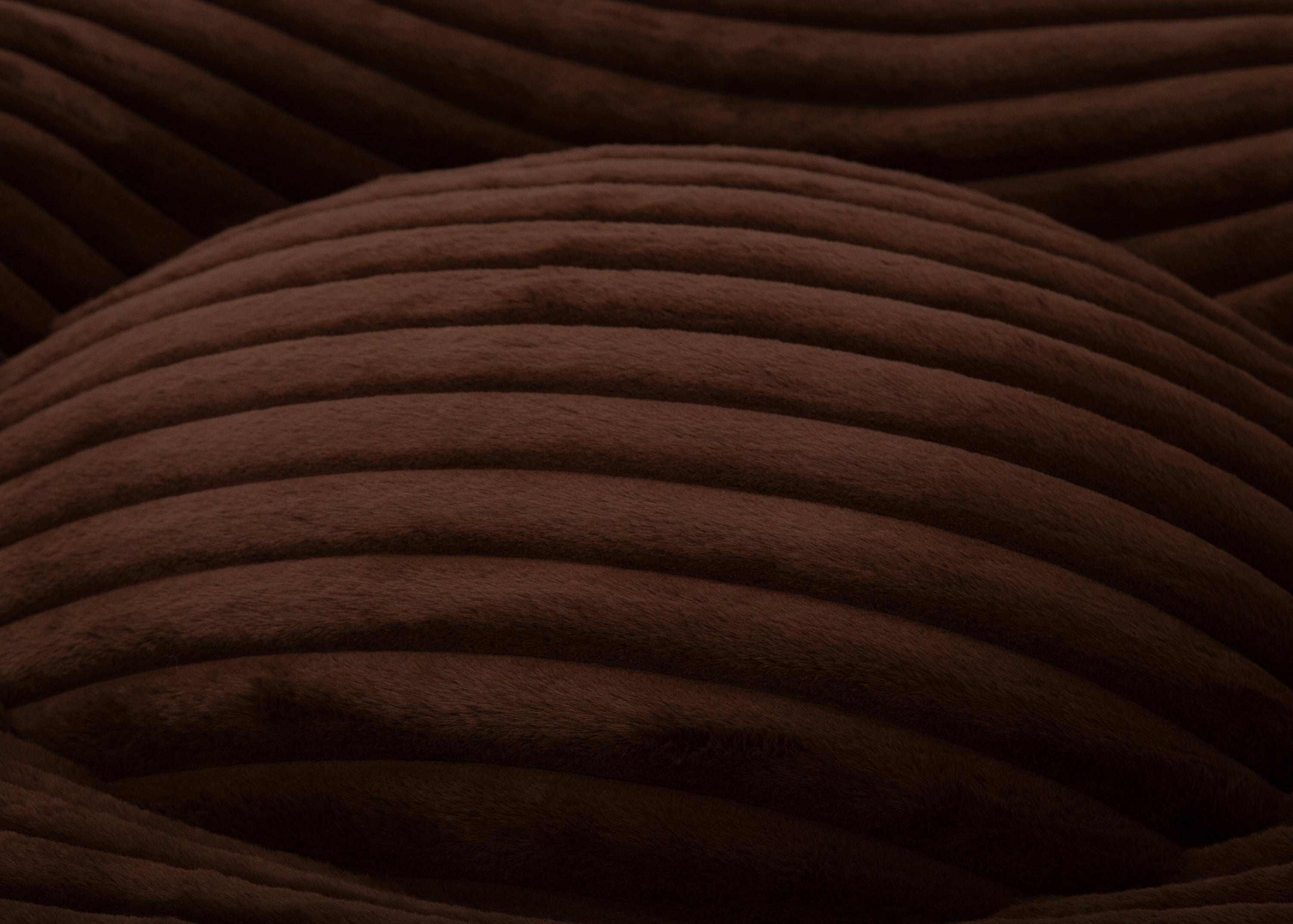 orthopaedisches Hundebett Wau-Bed Kuschelcord Big für Hunde Detailbild des Stoffes in der Farbe Braun von EMMY & PEPE