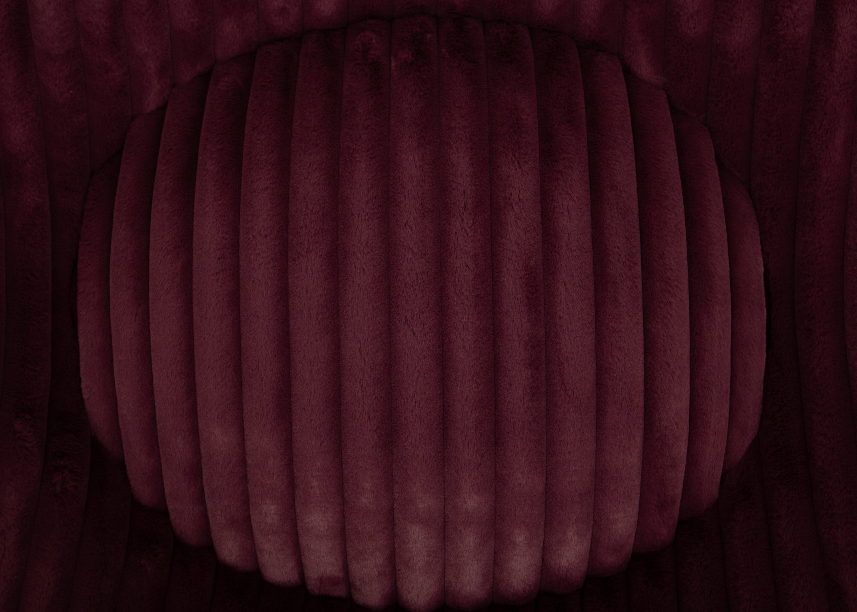 orthopaedisches Hundebett Wau-Bed Kuschelcord Big für Hunde Detailbild des Stoffes in der Farbe Violette von EMMY & PEPE