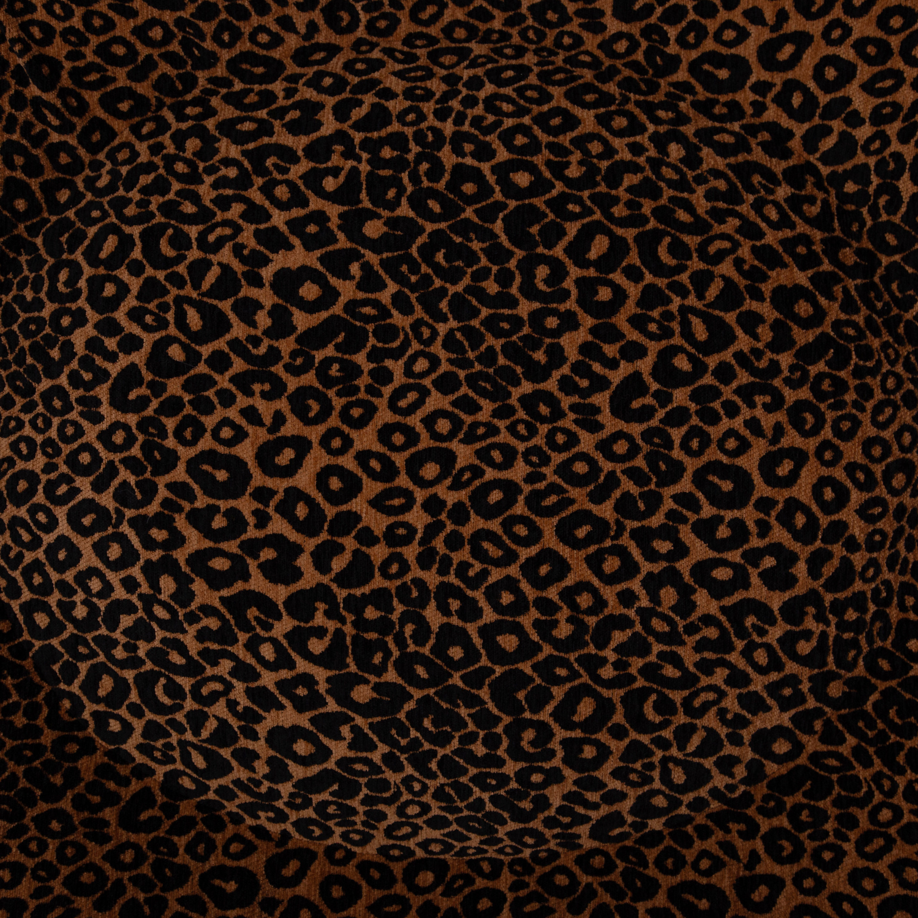 orthopaedisches Hundebett Wau-Bed Leo Bronce für Hunde Detailbild des Stoffes in der Farbe Schwarz/Braun mit Leo Muster von EMMY & PEPE