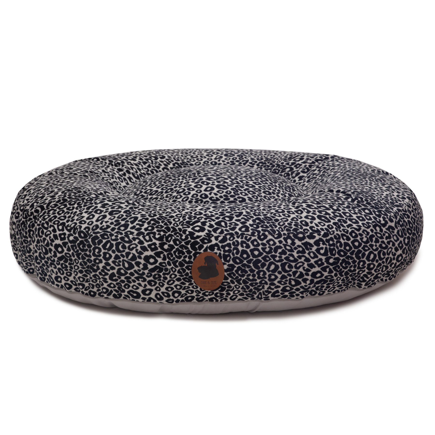 orthopaedisches Hundebett Wau-Bed Leo Cruella für Hunde auf weißem Hintergrund in der Farbe Creme/Schwarz in Oval von EMMY & PEPE