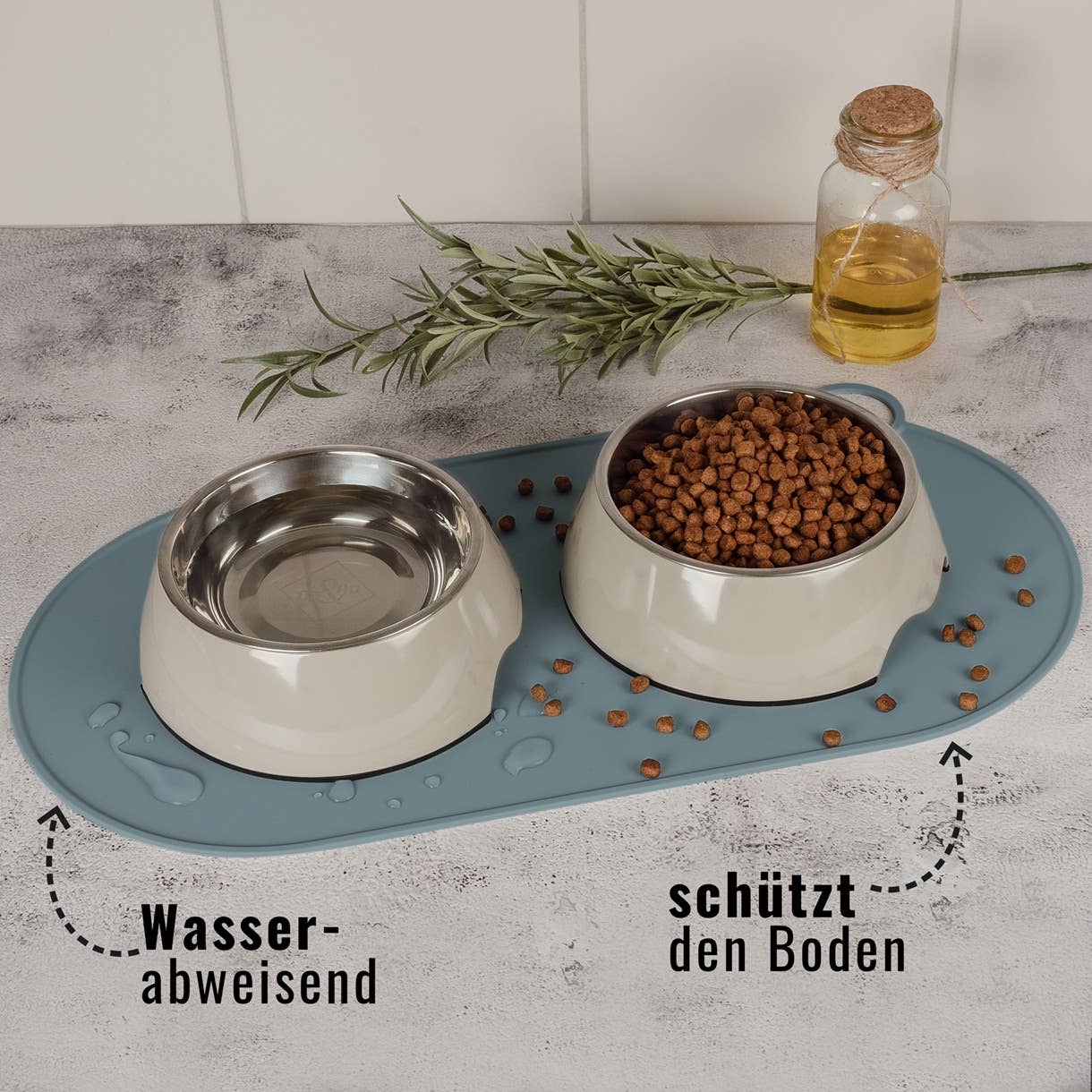 Wasserfeste Napfunterlage schützt den Boden vor Futter und Wasser