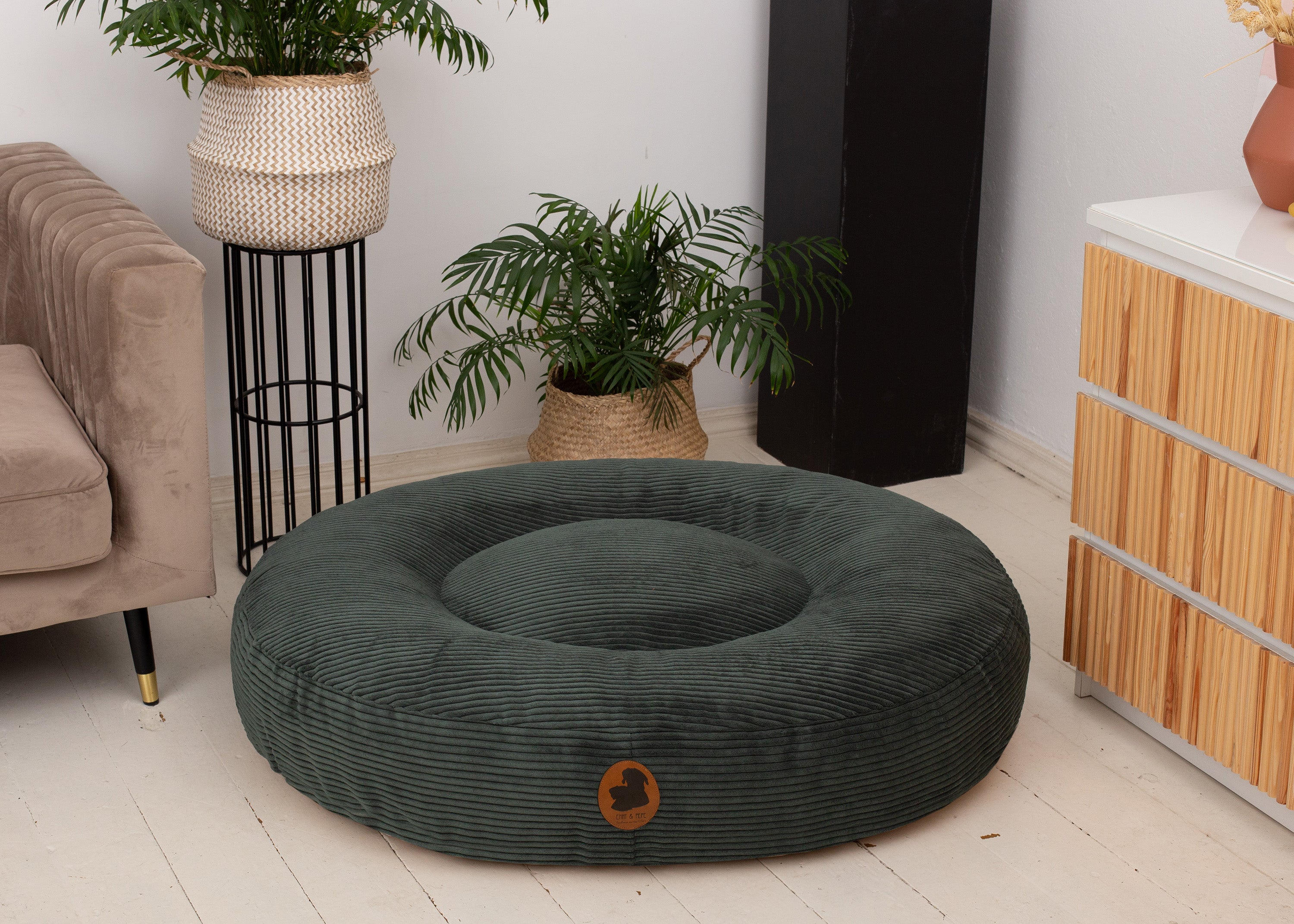 Wau-Bed orthopädisches Hundebett Cord Creme / Oval / Ansicht im Raumme / Oval / L (120x100cm),Creme / Oval / XL (140x120cm),Creme / Eckig / S (80x60cm),Creme / Eckig / M (100x80cm),Creme / Eckig / L (120x100cm),Creme / Eckig / XL (140x120cm),Green / Oval / S (80x60cm),Green / Oval / M (100x80cm),Green / Oval / L (120x100cm),Green / Oval / XL (140x120cm),Green / Eckig / S (80x60cm),Green / Eckig / M (100x80cm),Green / Eckig / L (120x100cm),Green / Eckig / XL (140x120cm),Dark Grey / Oval / S (80x60cm),Dark