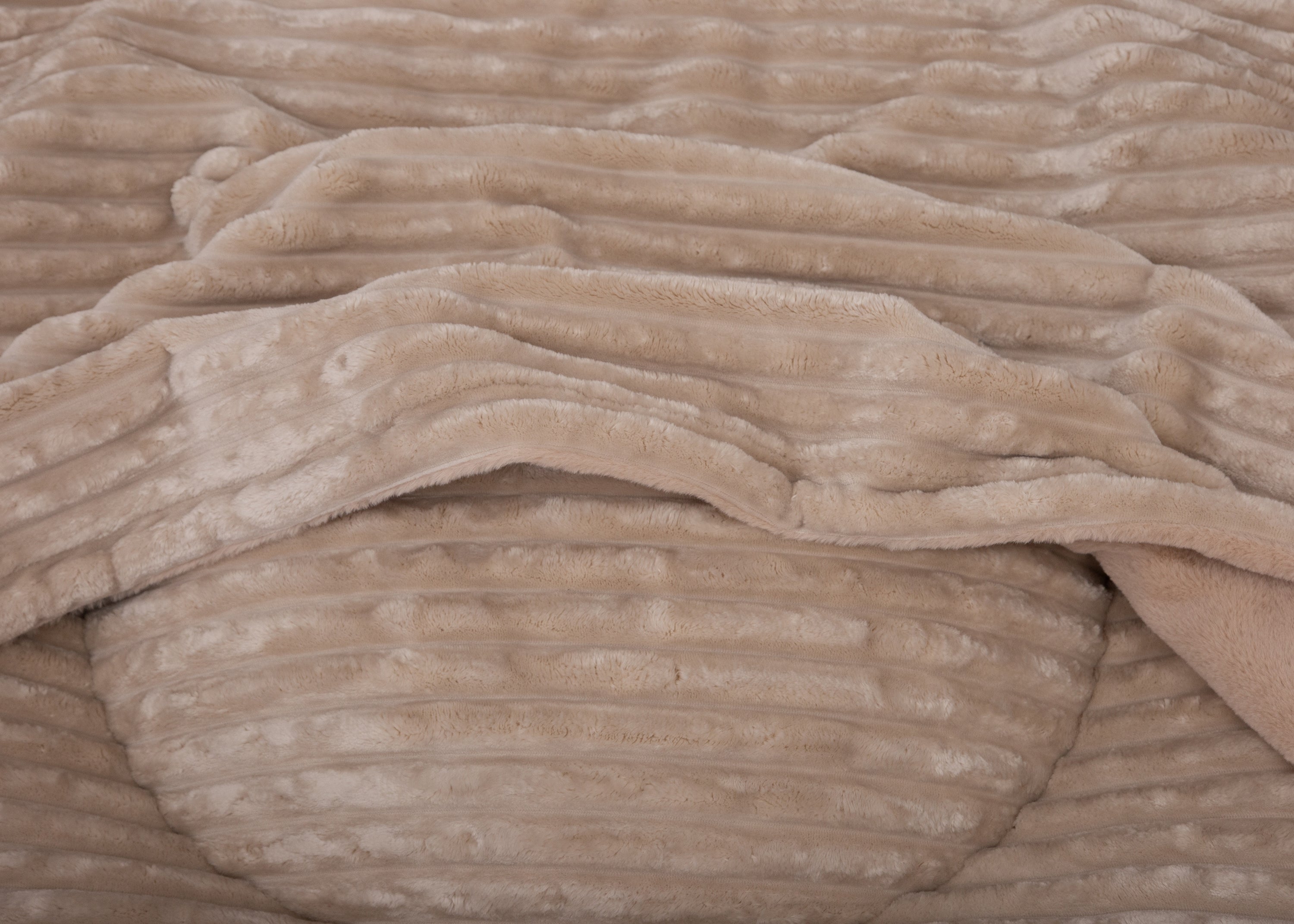 Detailaufnahme der integrierten Höhle aus weichem Kuschelcord