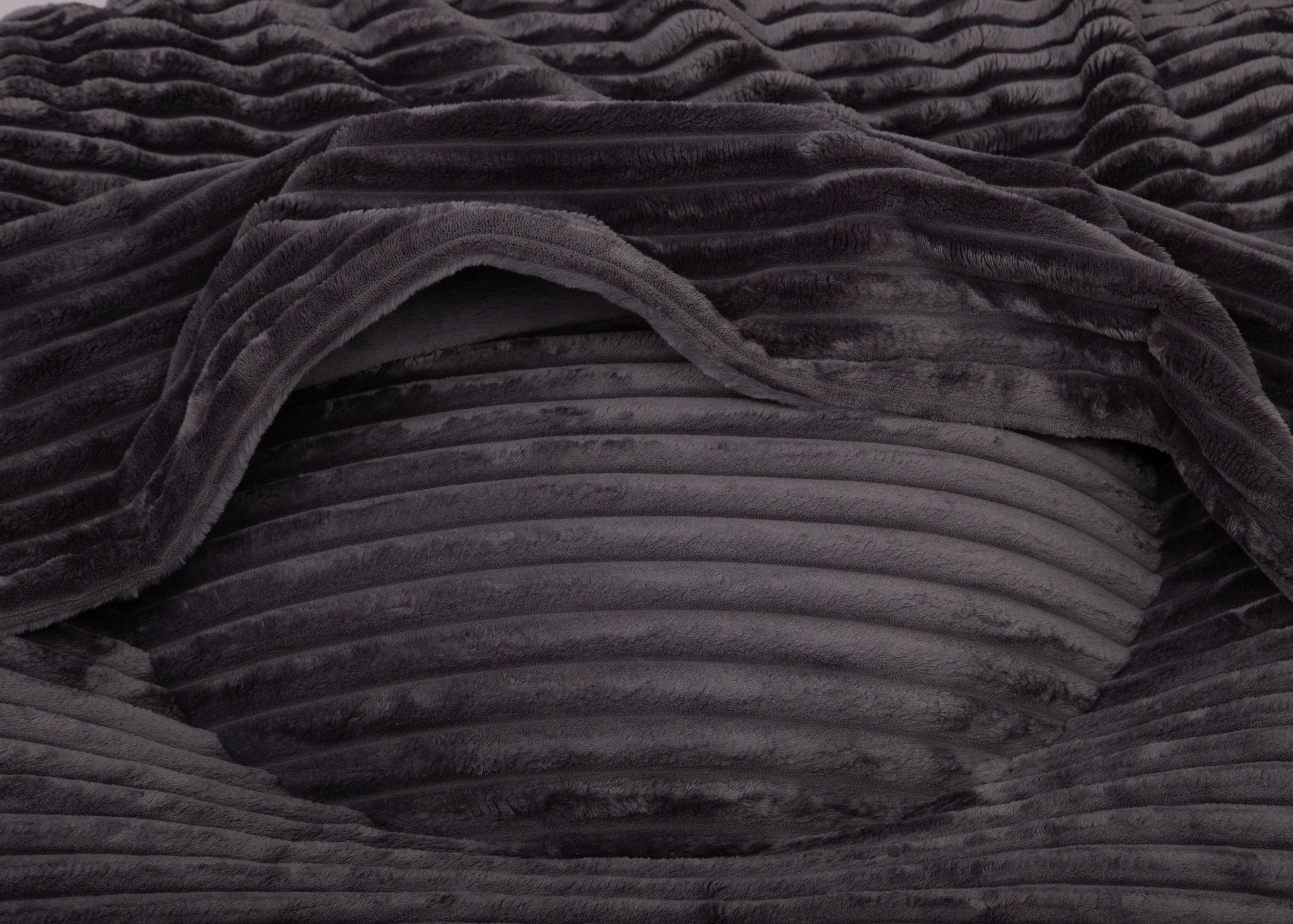 Detailaufnahme der integrierten Höhle aus Kuschelcord in Dark Grey