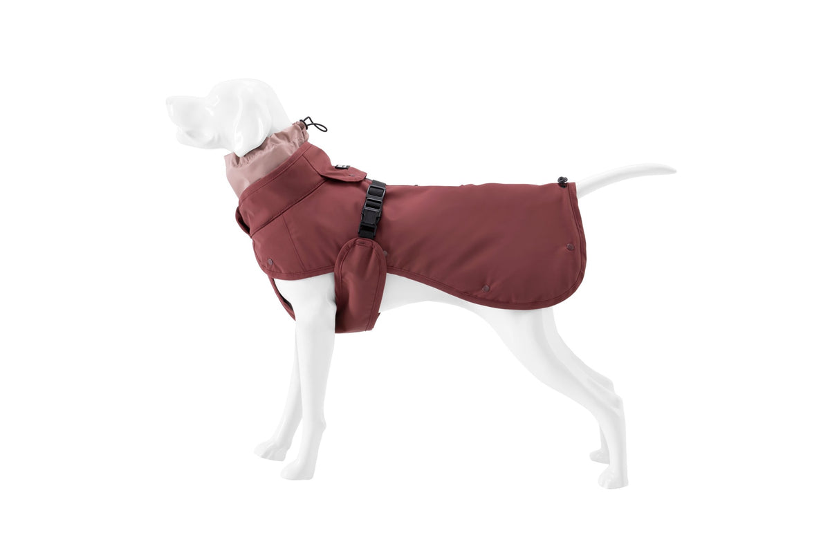 Wau-Coat in Beere von der Seite: Hundemantel mit wasserdichtem Oberstoff mit Klickverschluss und Bauchschutz