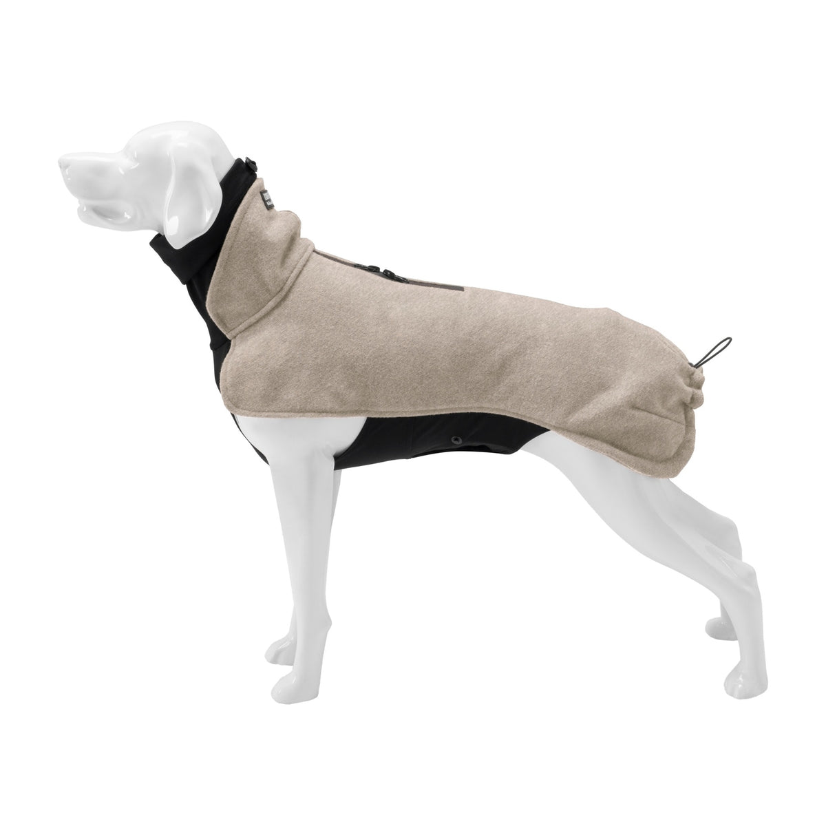 Wau-Jumper in Taupe an der Hundefigur, Seitenansicht mit Rollkragen und per Kordelzug gerafftem Hinterteil