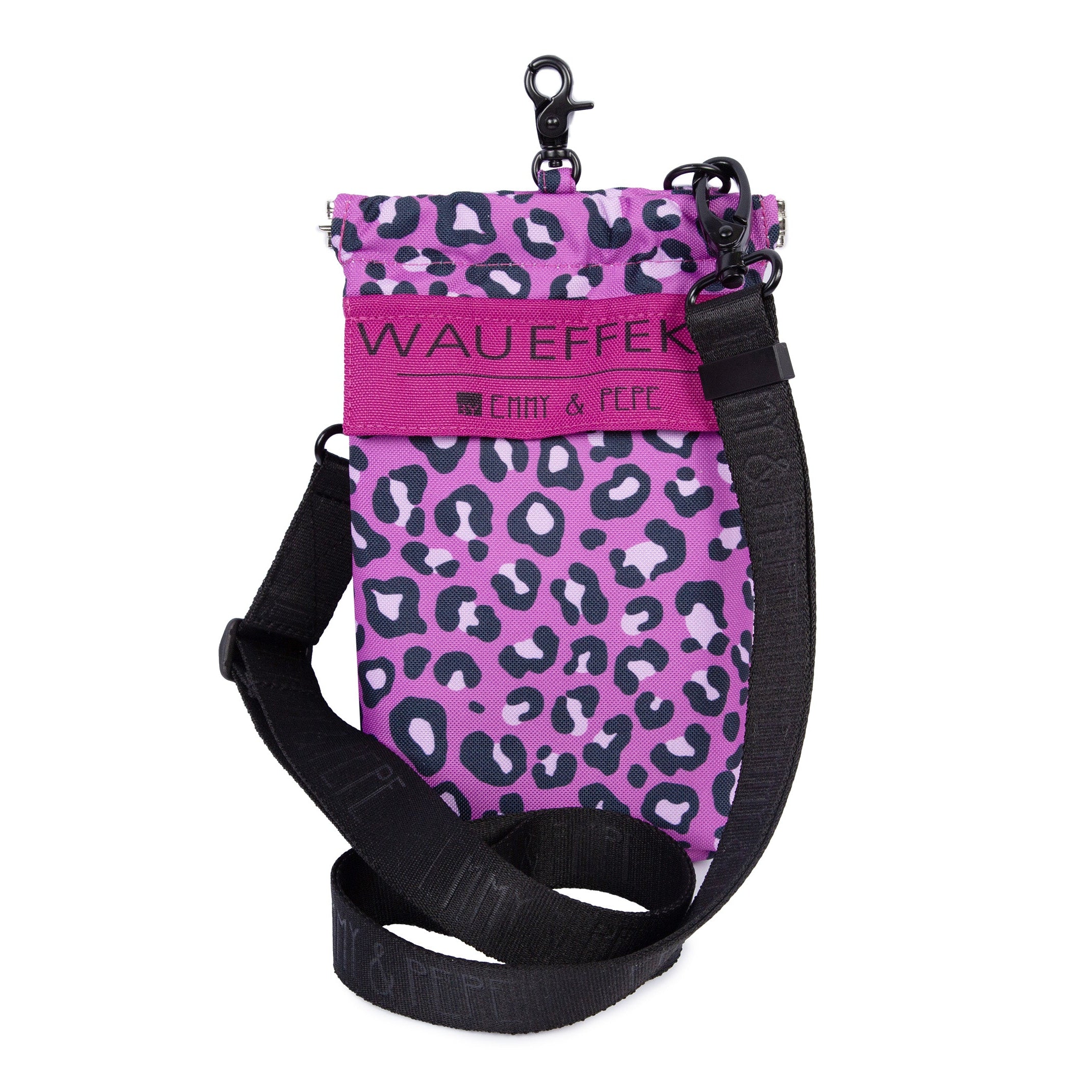 EMMY & PEPE Wau-To-Go Leo Fuchsia Leckerlibeutel und Gassitasche freigestellt mit vertsellbarem Gurt in Schwarz und kompaktem Design