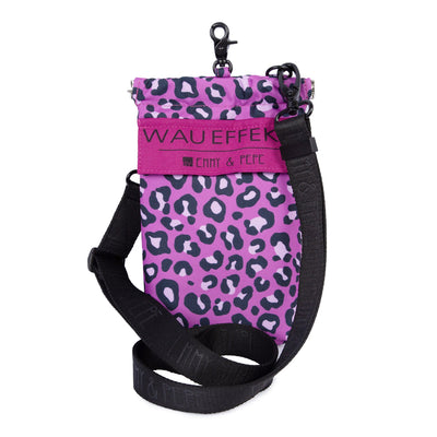 EMMY & PEPE Wau-To-Go Leo Fuchsia Leckerlibeutel und Gassitasche freigestellt mit vertsellbarem Gurt in Schwarz und kompaktem Design