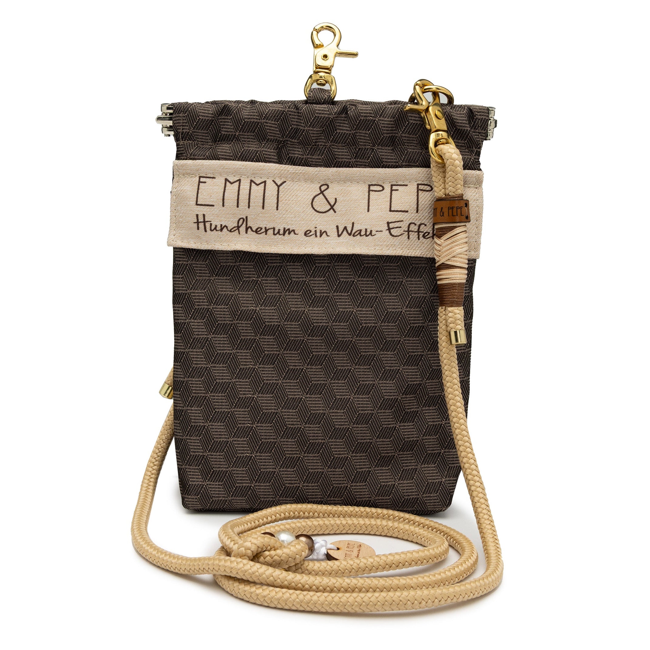 EMMY & PEPE Wau-To-Go Hazel in Braun Leckerlibeutel und Gassitasche freigestellt mit Taugurt in Creme und kompaktem Design